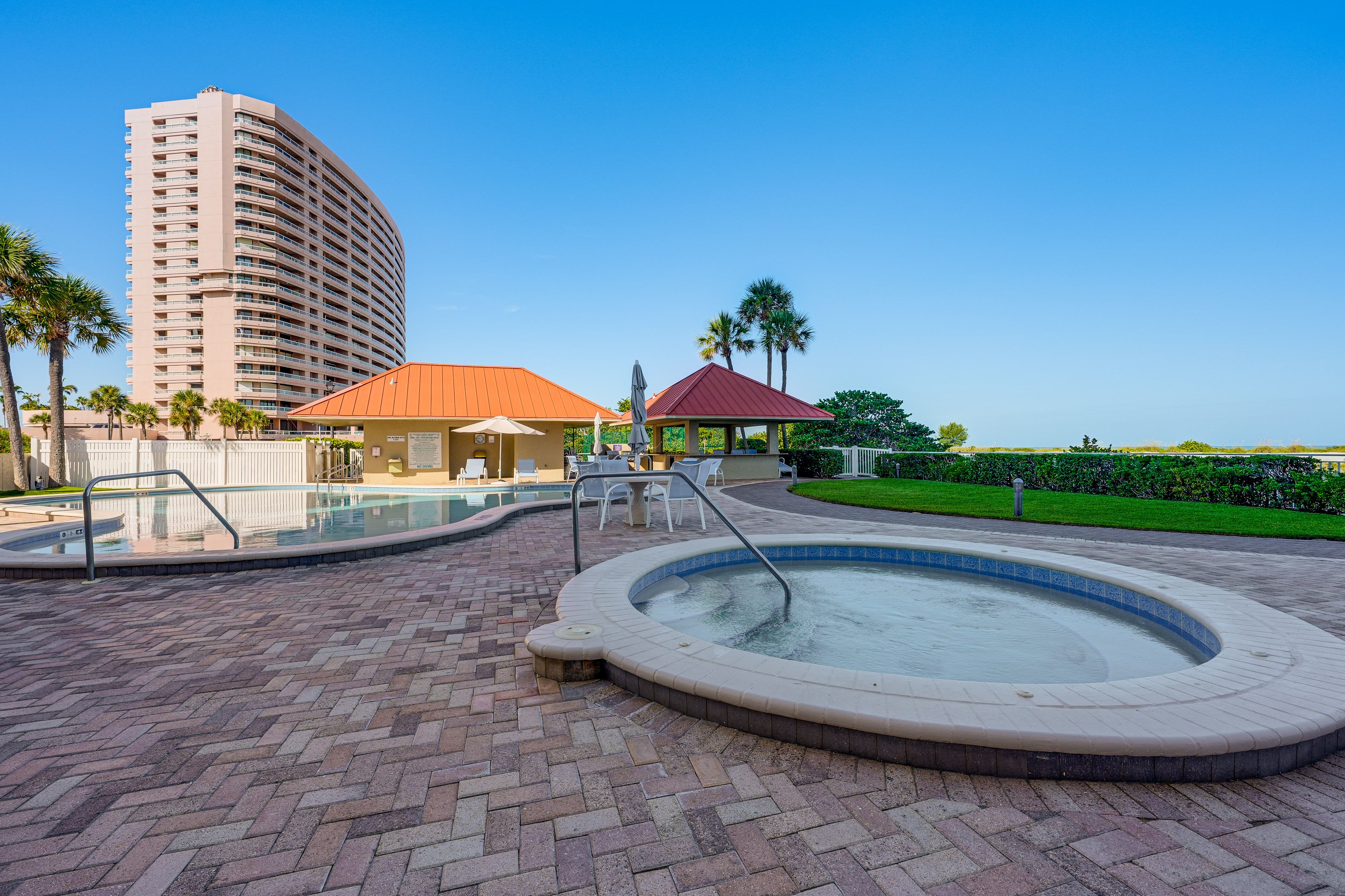Lighthouse Towers | Community Amenities