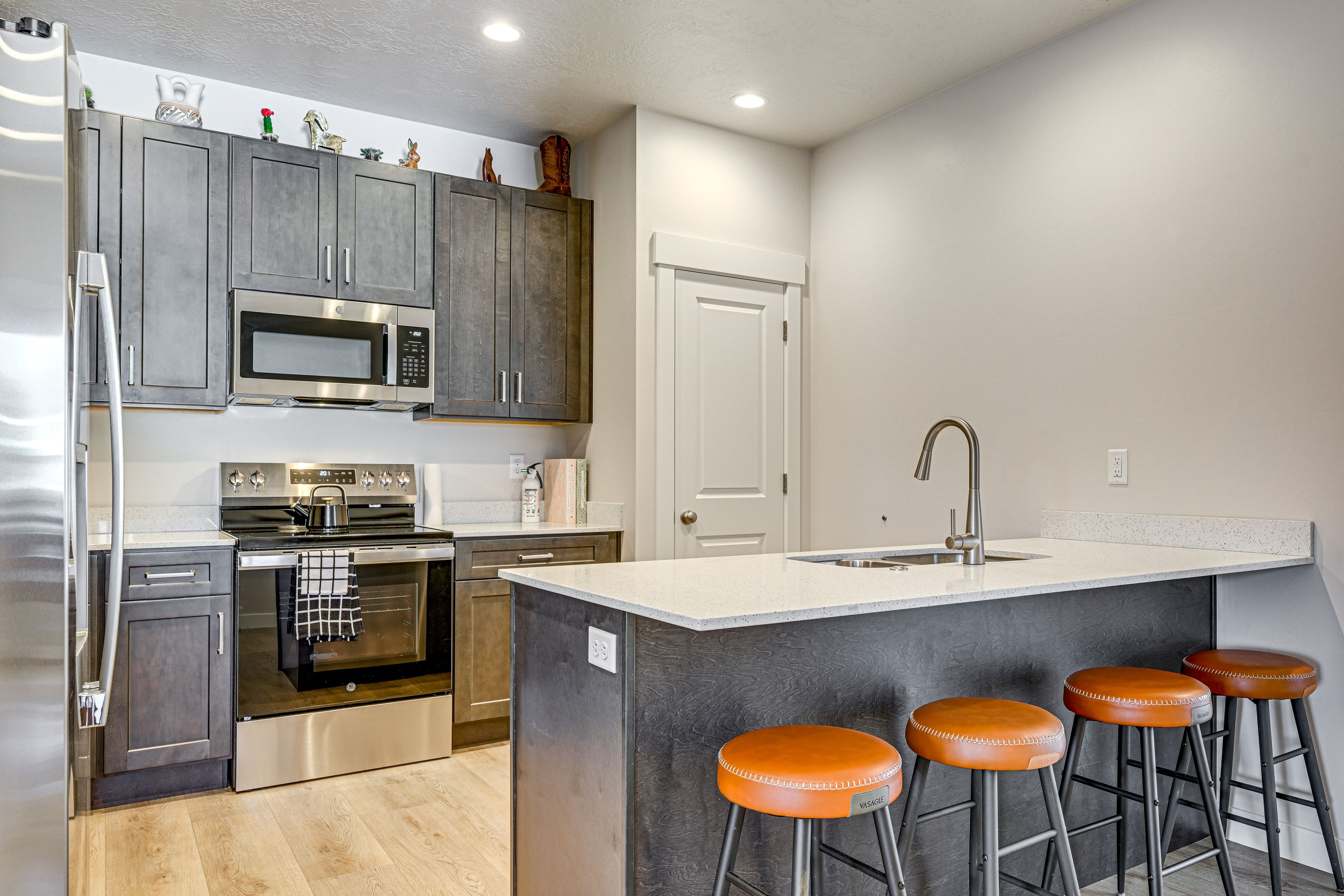 Kitchen | Cooking Basics | Breakfast Bar Dining Area | Dishes & Flatware