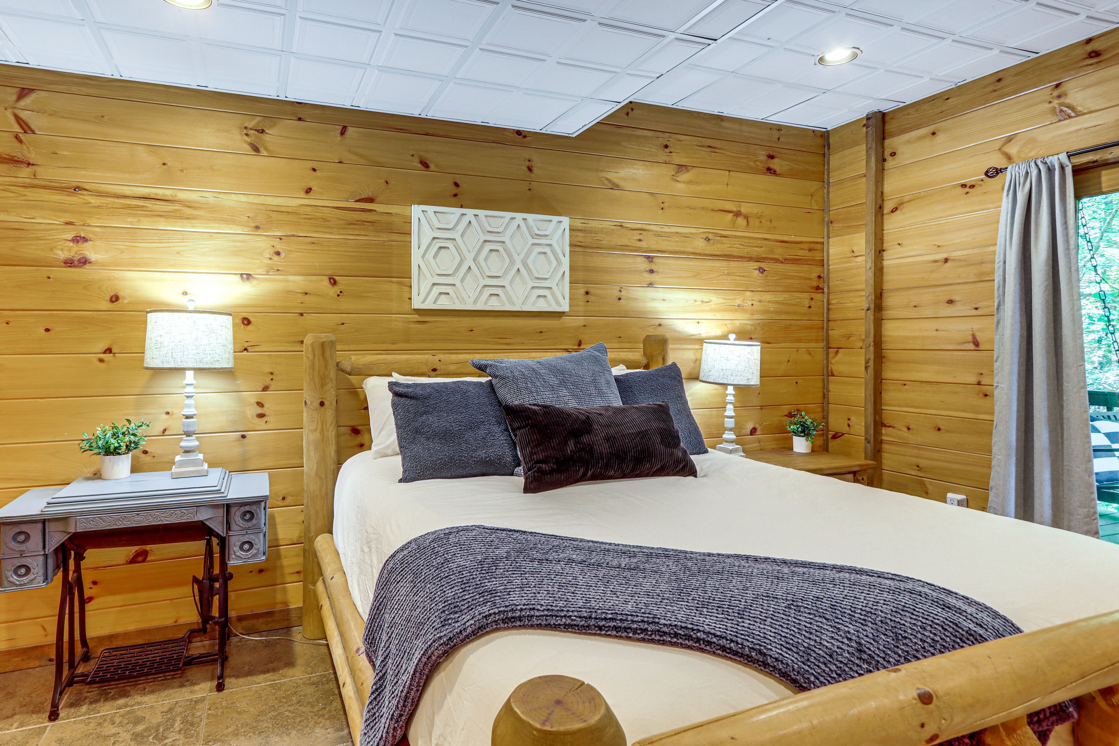 Bedroom 3 | Queen Bed | Basement Floor