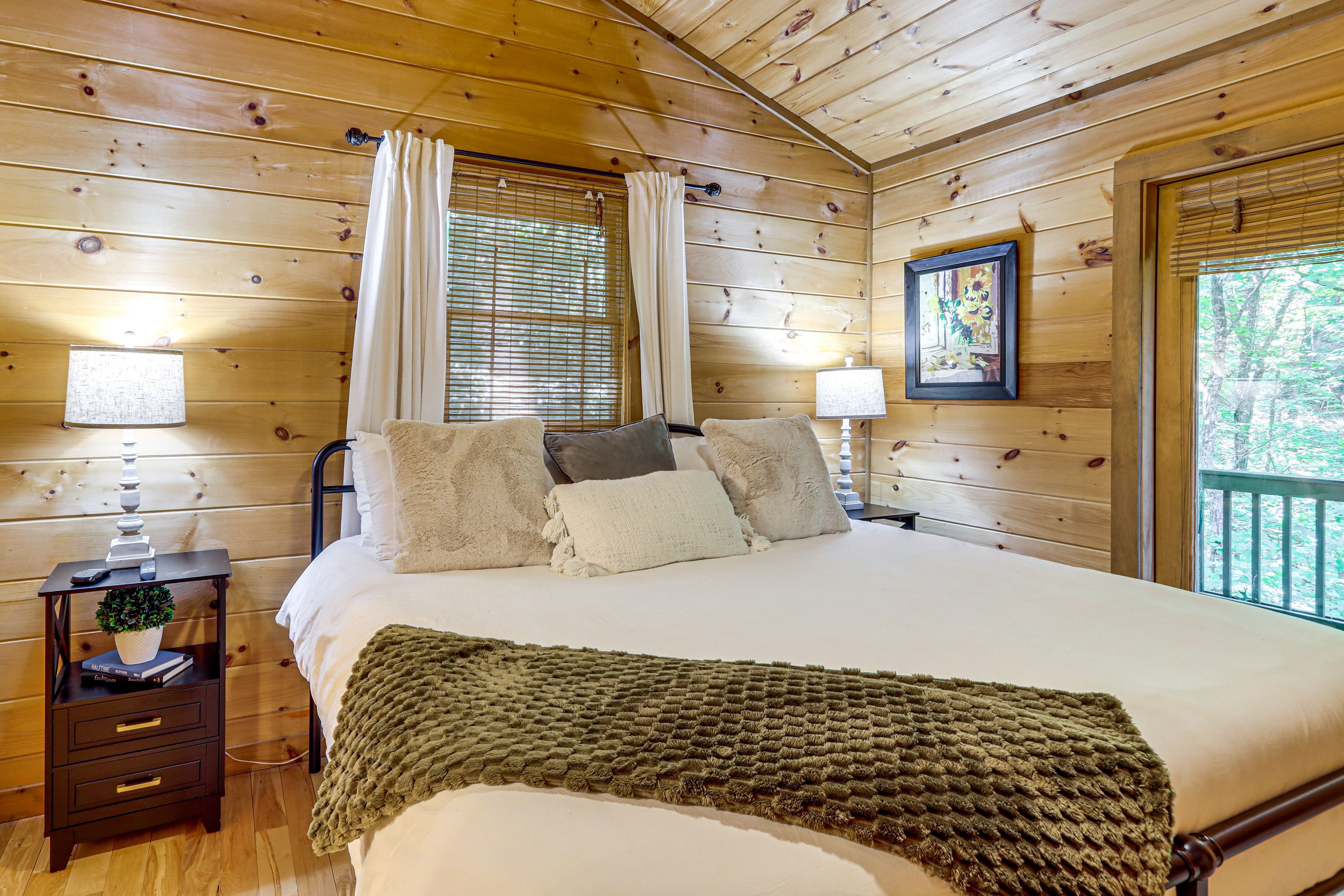 Bedroom 1 | King Bed | 1st Floor