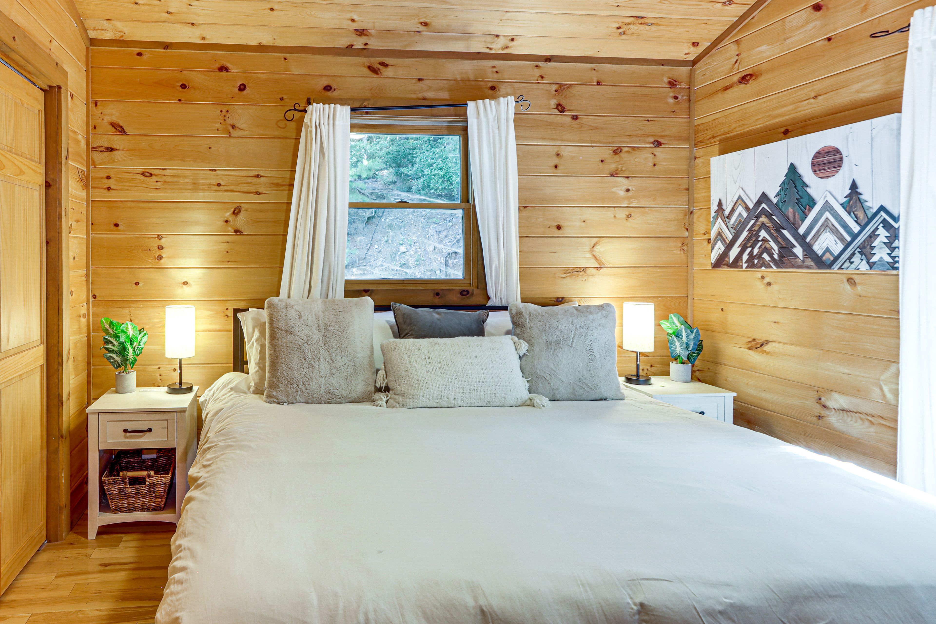 Bedroom 2 | King Bed | 1st Floor