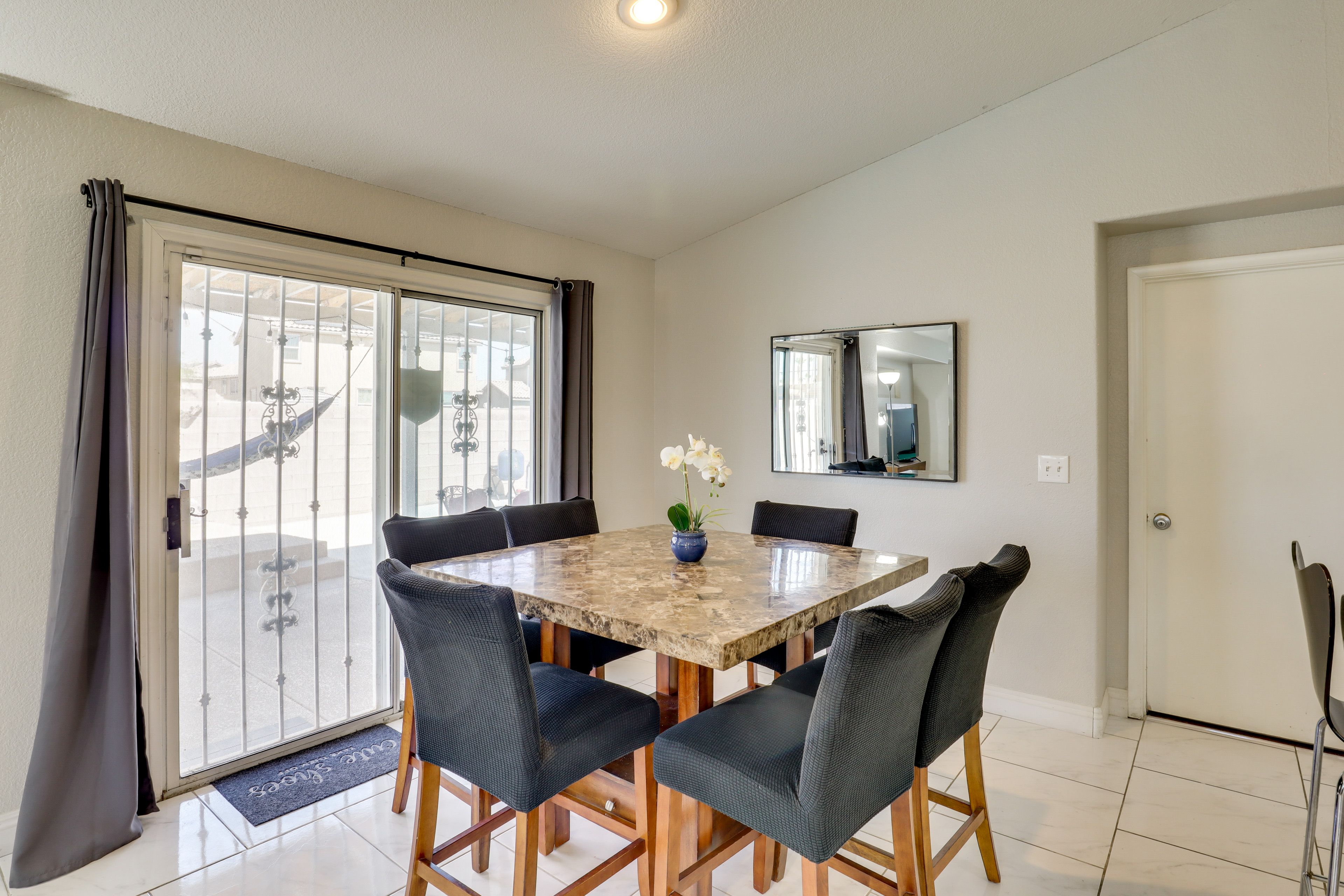 Dining Area | Dishes & Flatware Provided