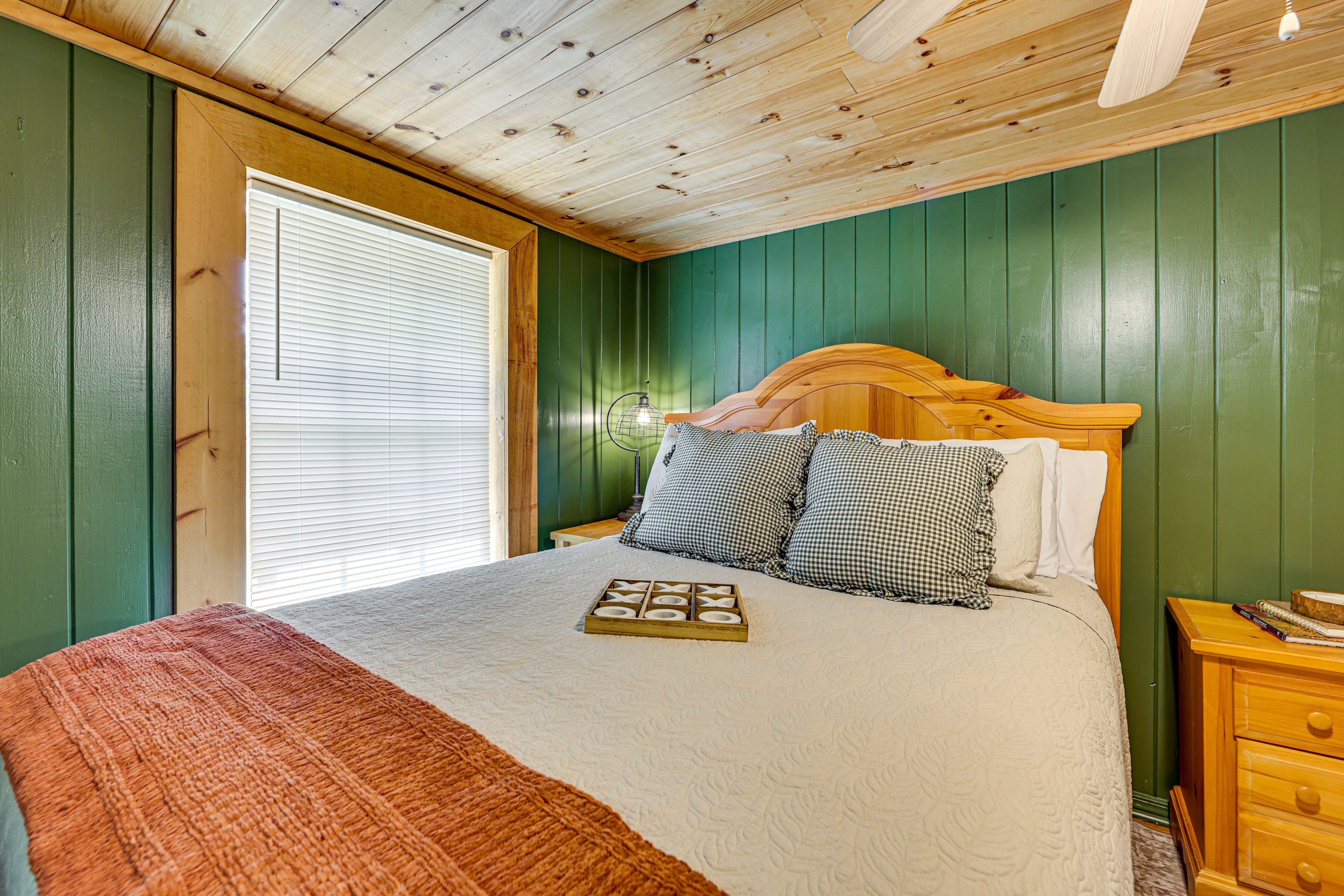 Bedroom | Queen Bed