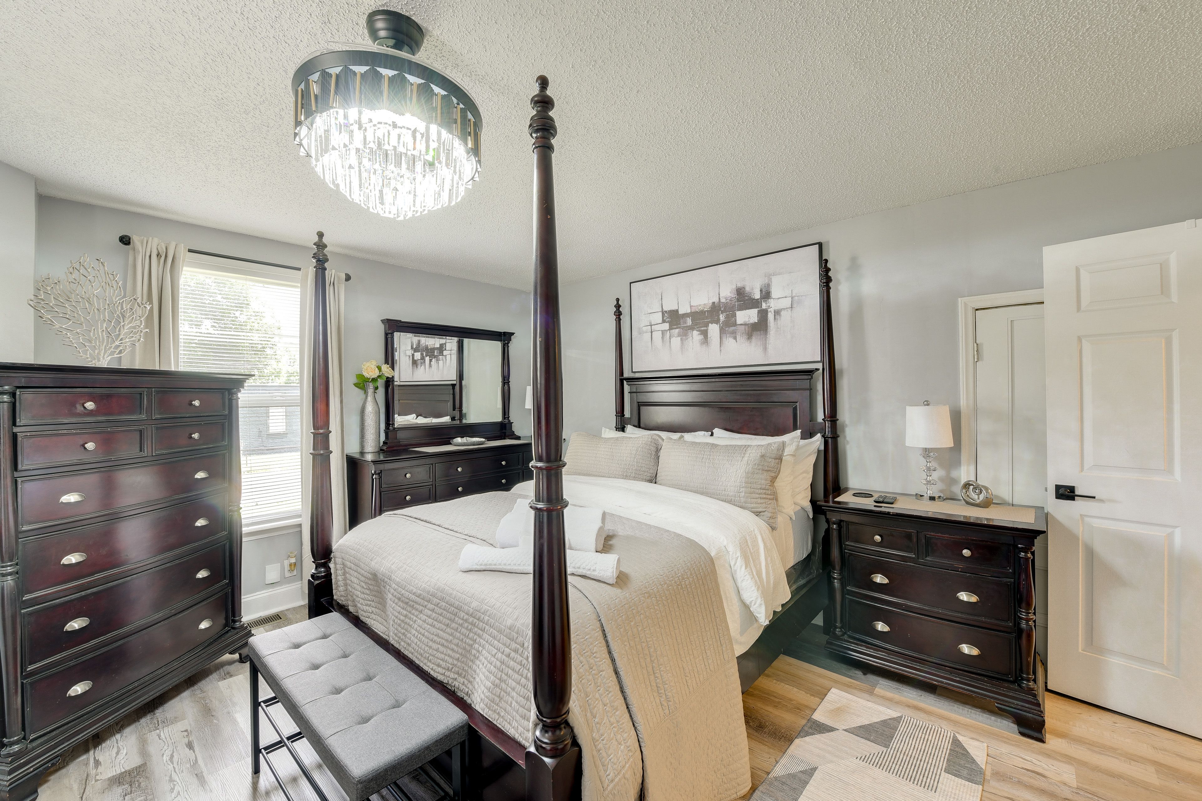 Bedroom 1 | Queen Bed | 1st Floor