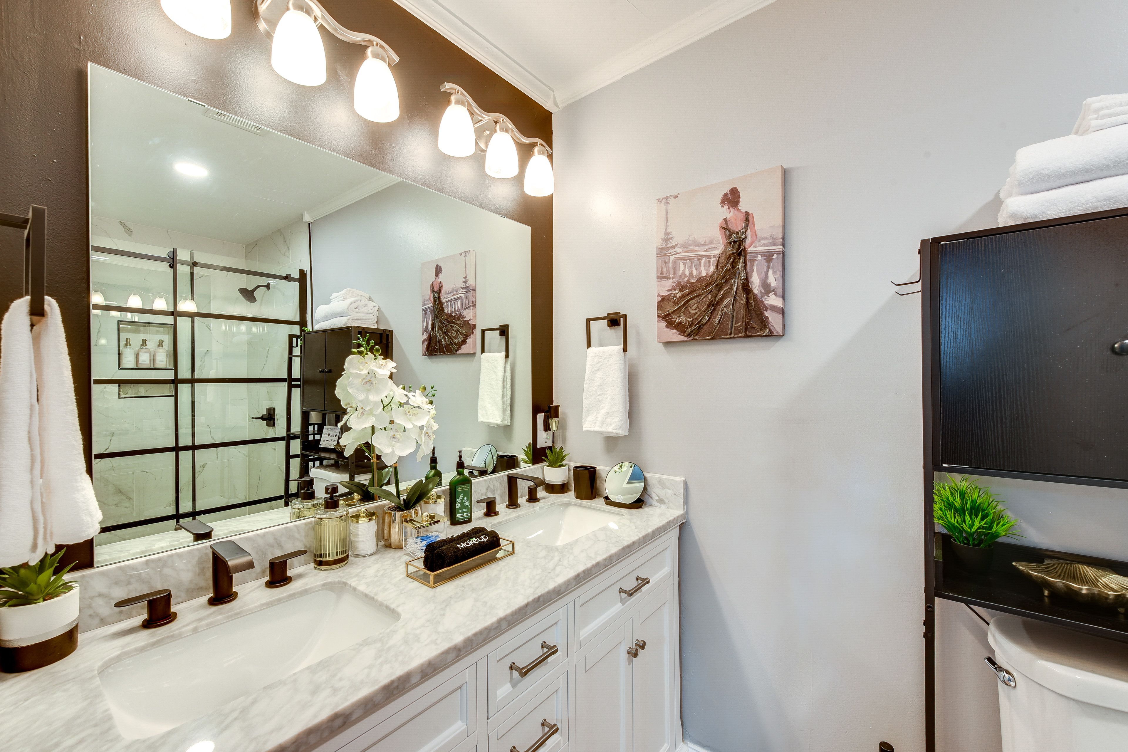 Full Bathroom | Towels & Linens Provided | 1st Floor
