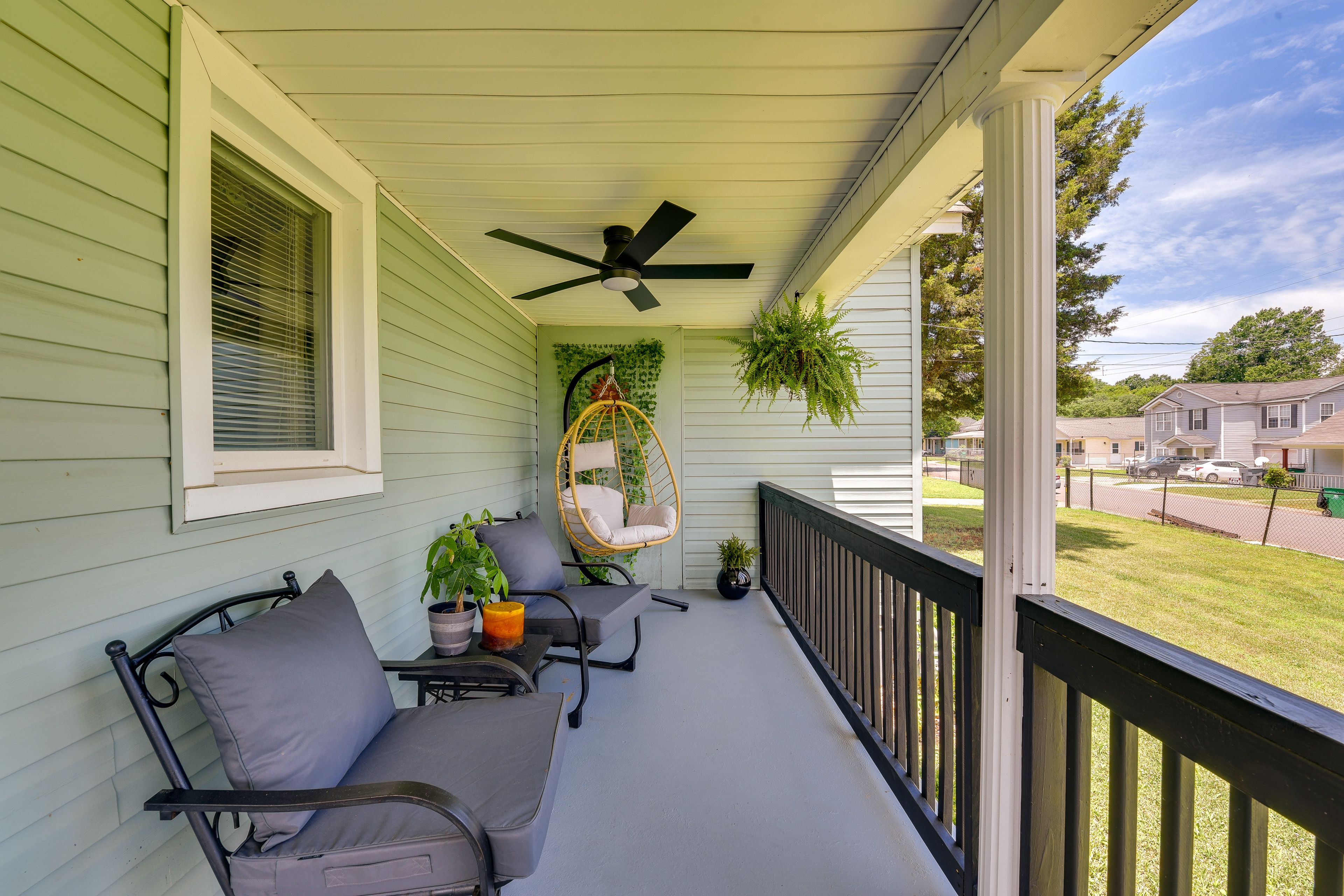 Covered Front Porch w/ Seating
