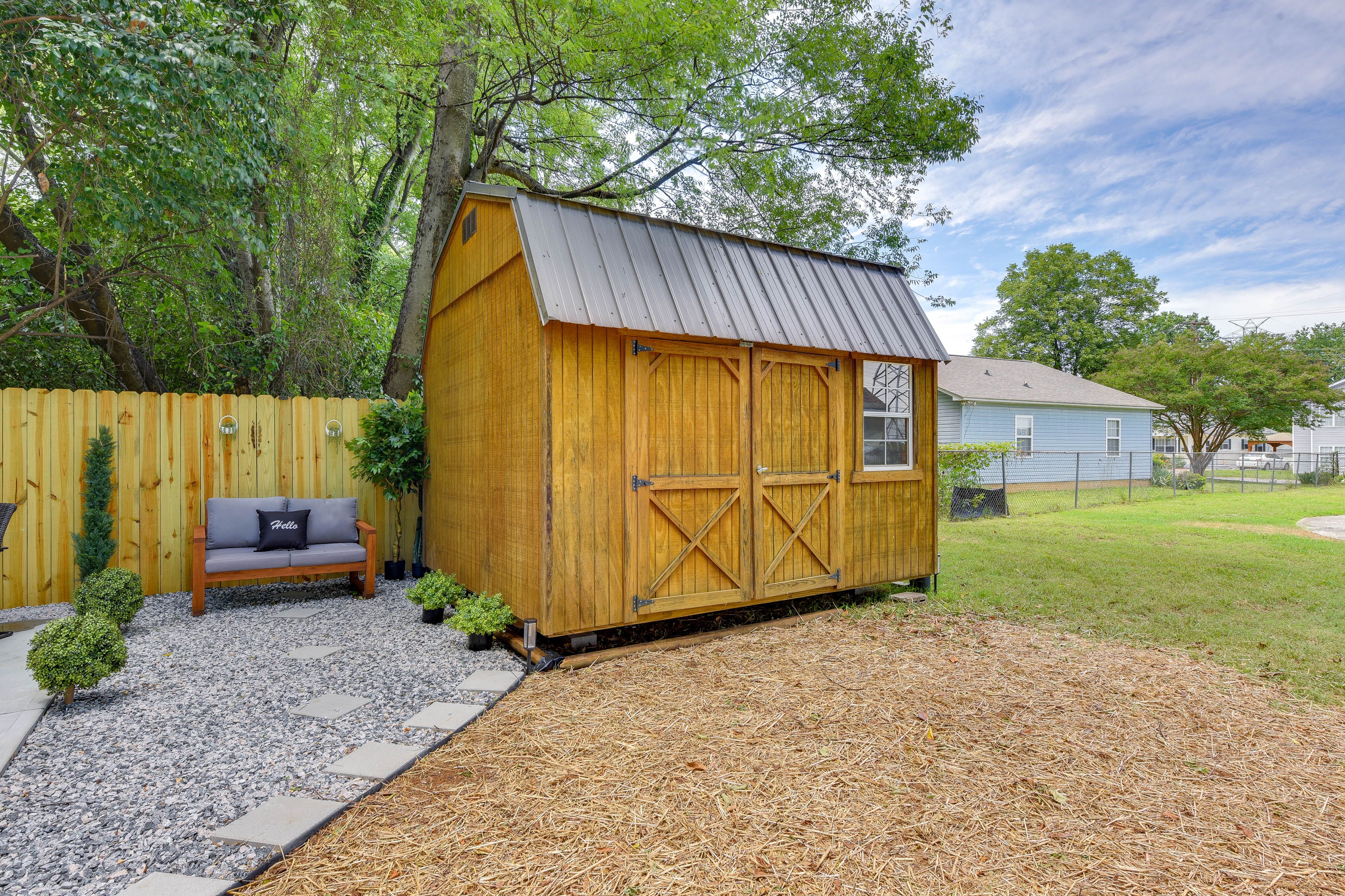 Private Yard | Back Deck | Basketball Hoop