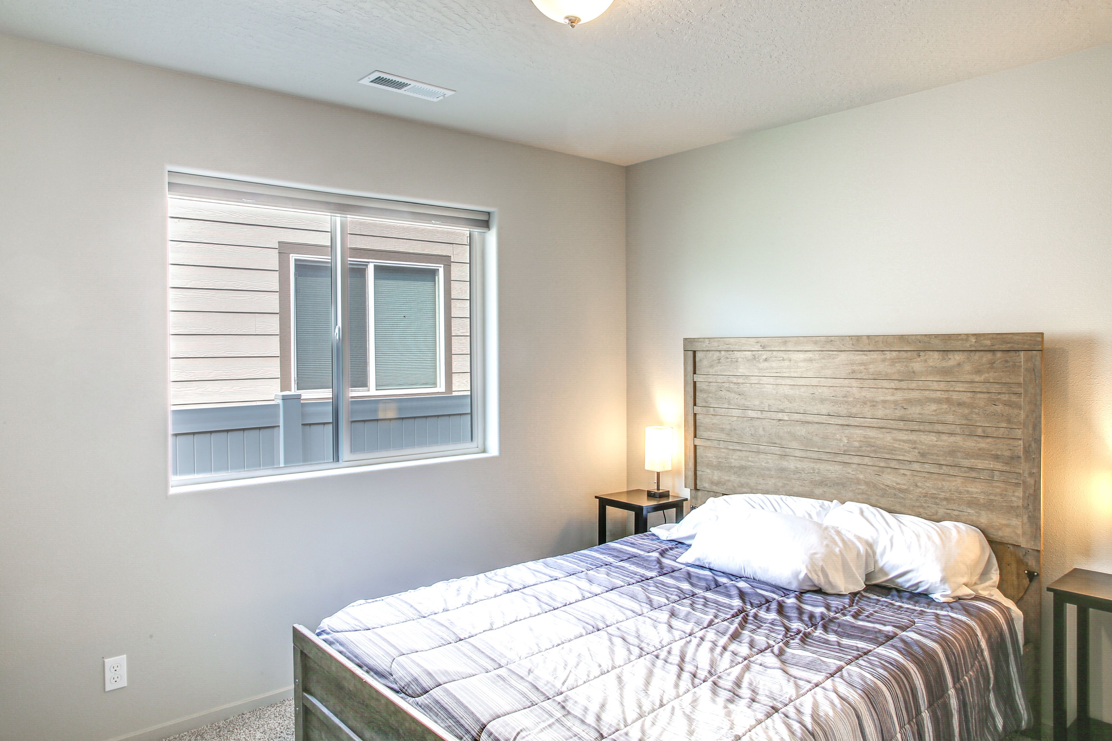 Bedroom 2 | Queen Bed