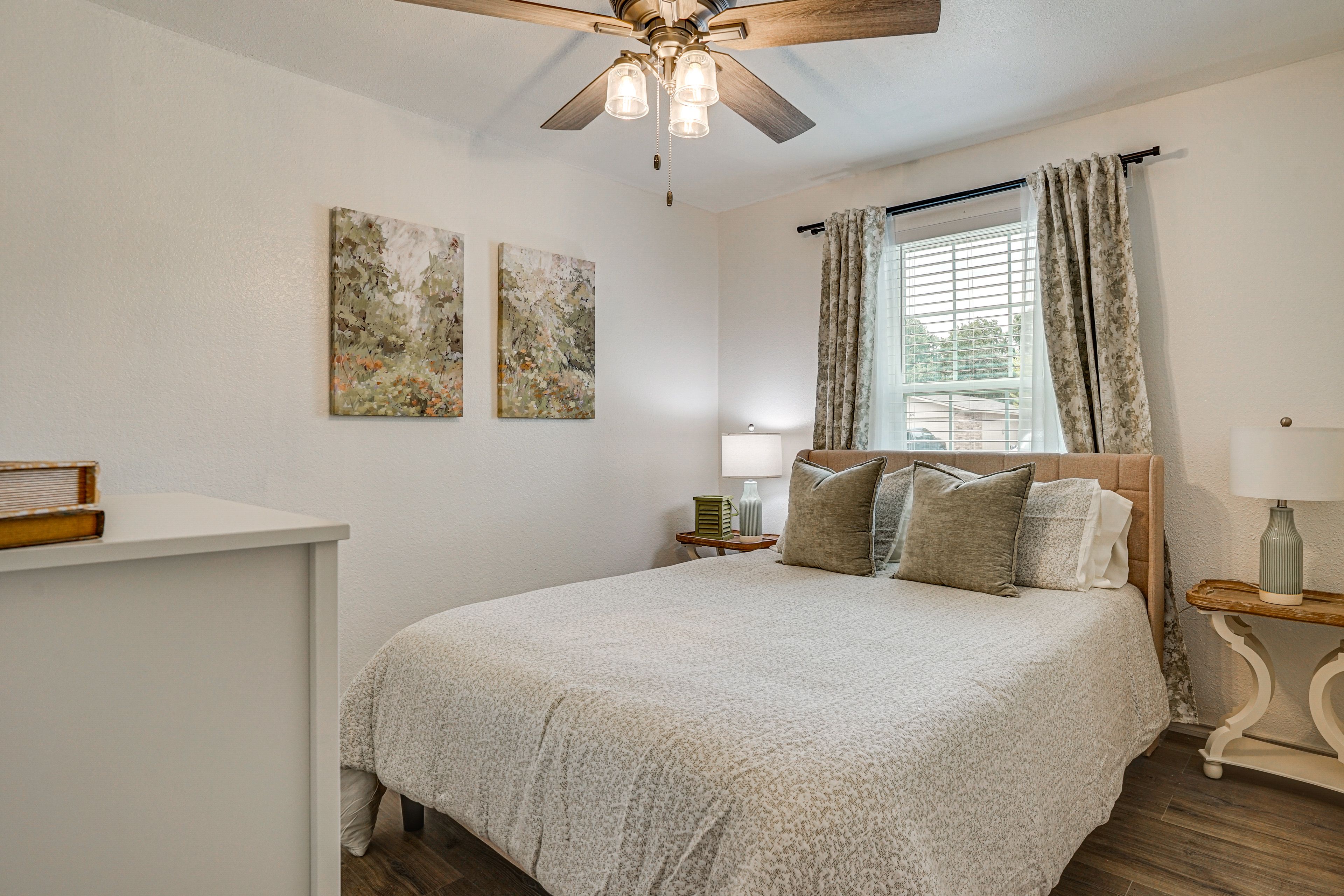Bedroom 1 | Queen Bed