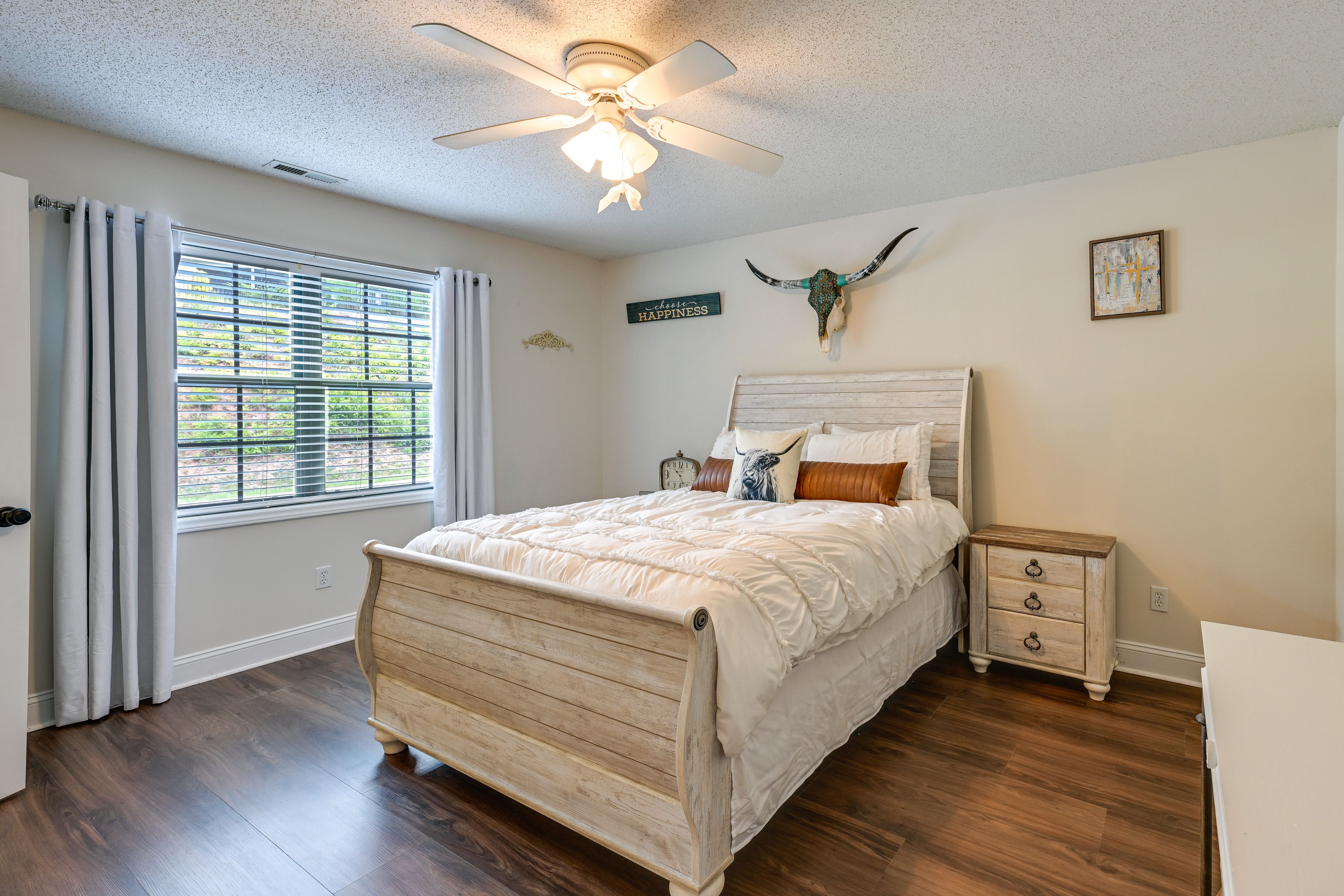 Bedroom 2 | Queen Bed