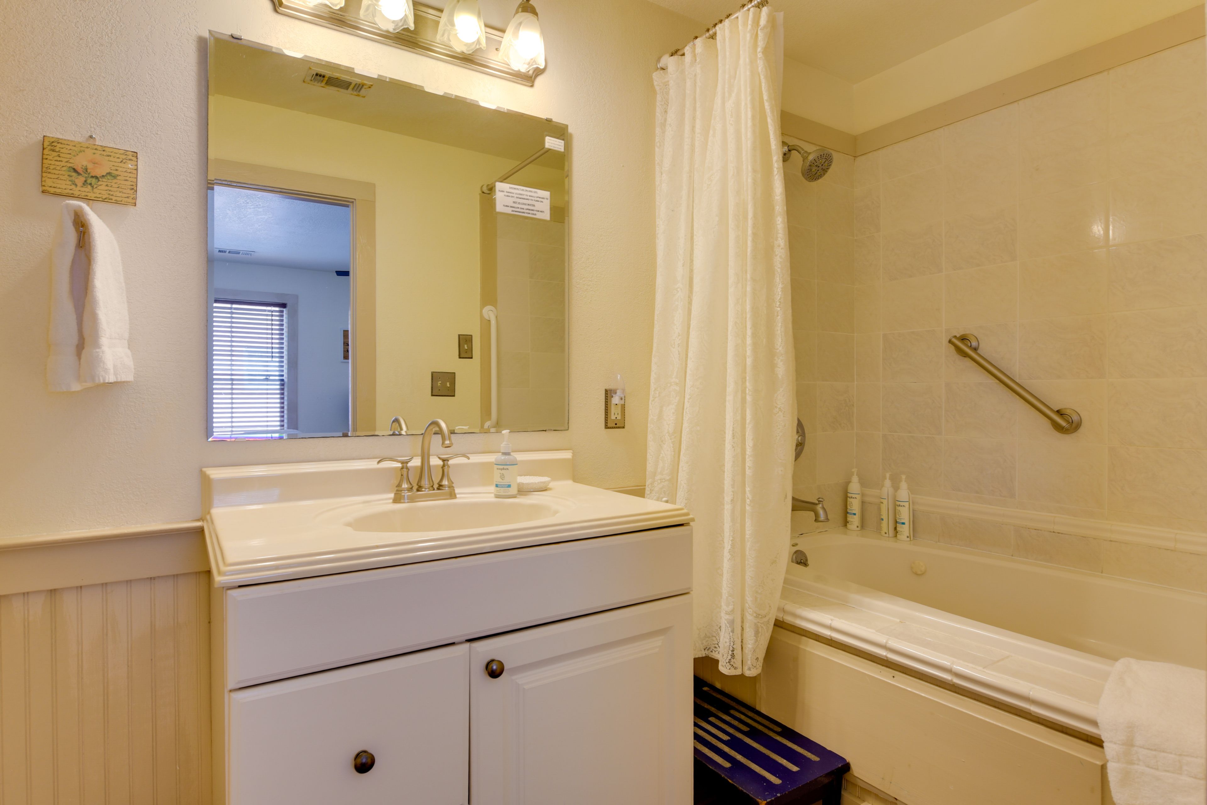 Bathroom | 2nd Floor