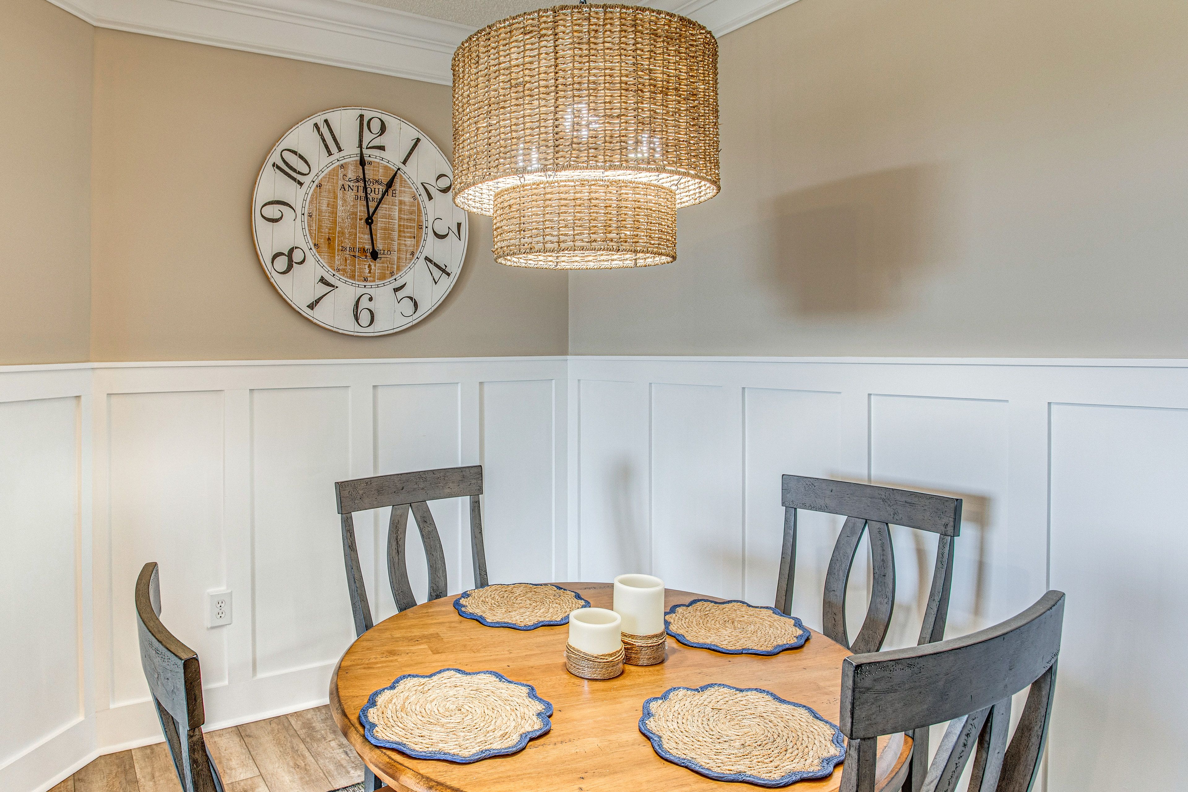 Dining Area | Dishes & Flatware Provided