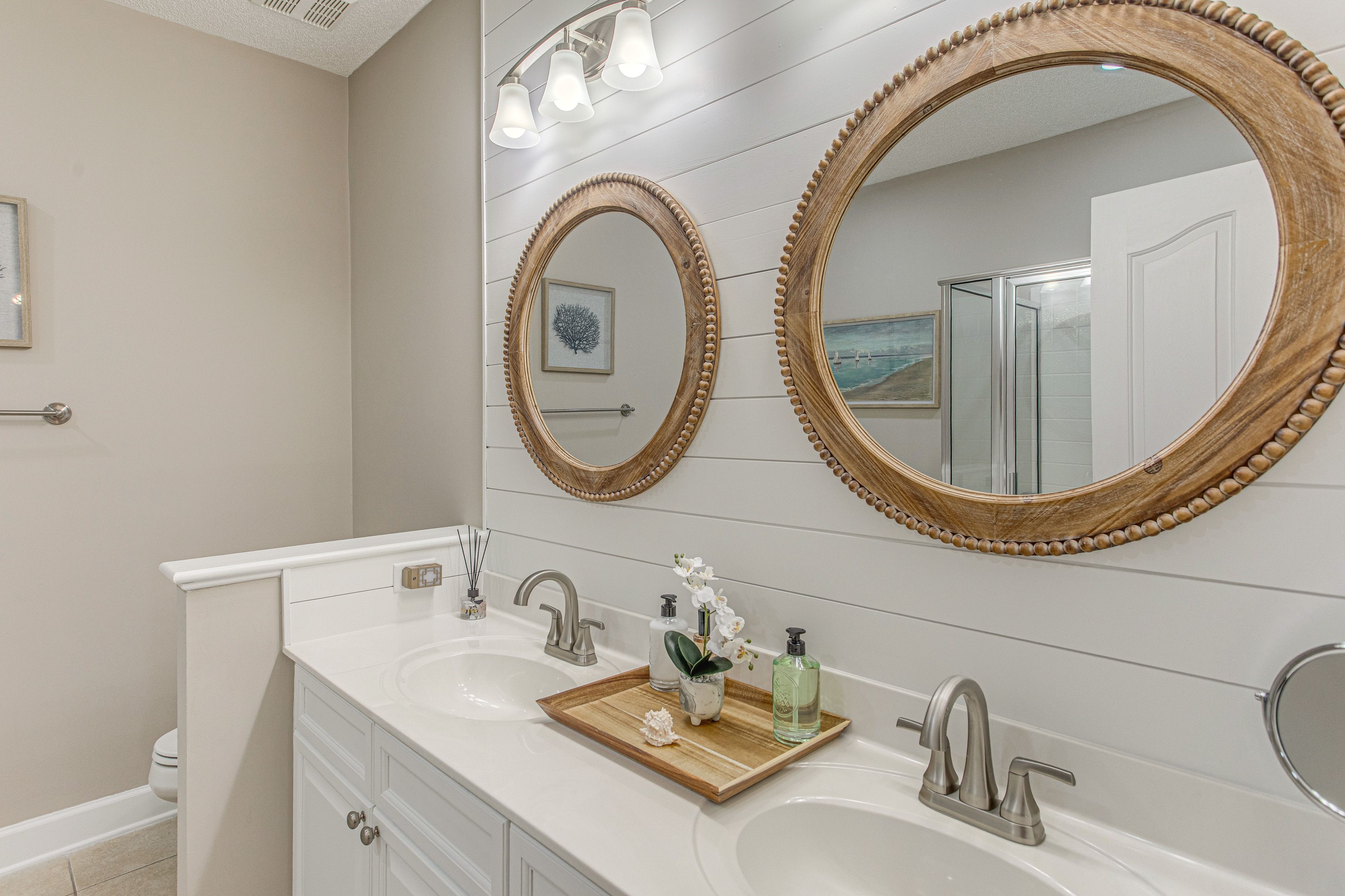 En-Suite Bathroom | Towels & Linens Provided