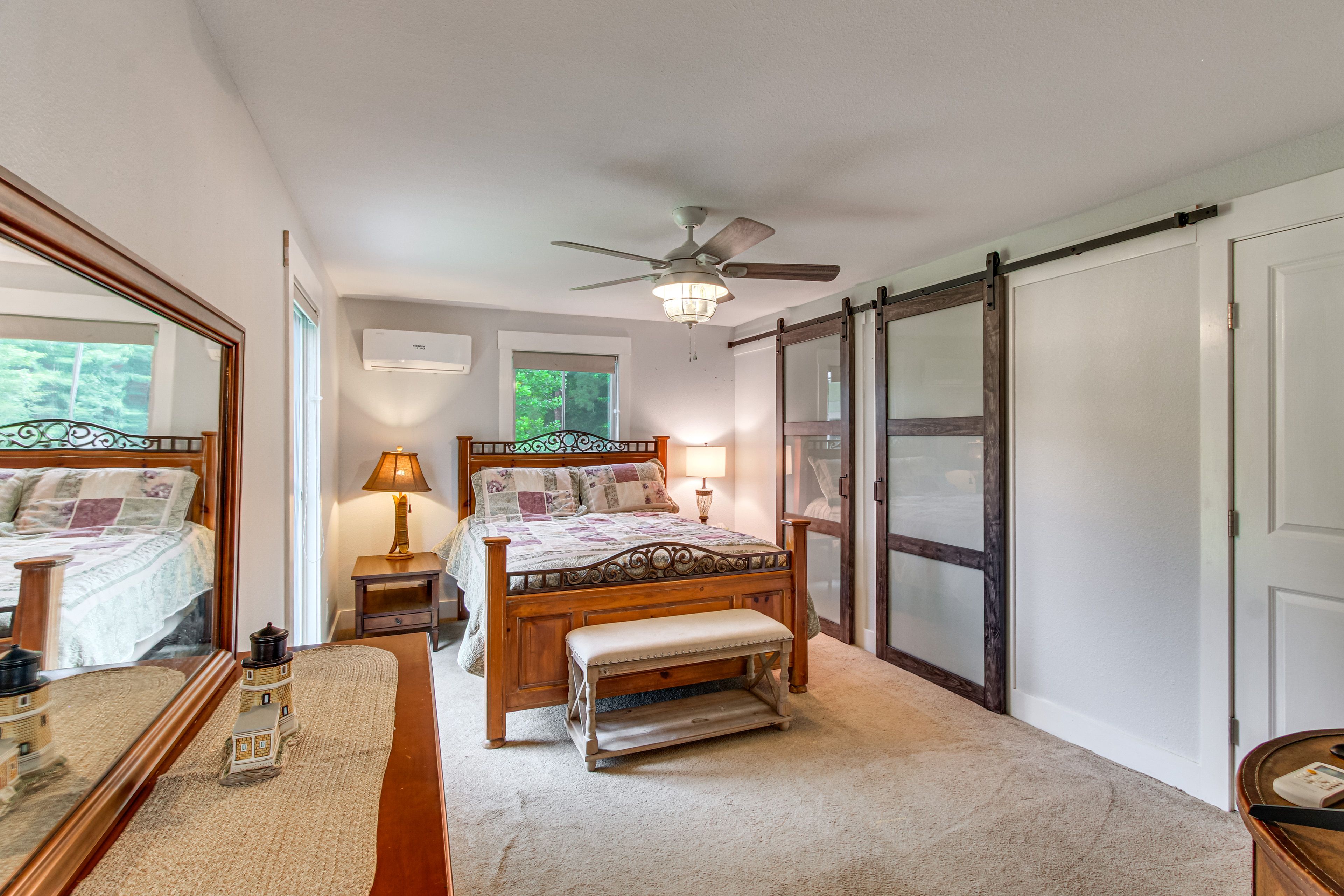 Bedroom | Queen Bed | Smart TV