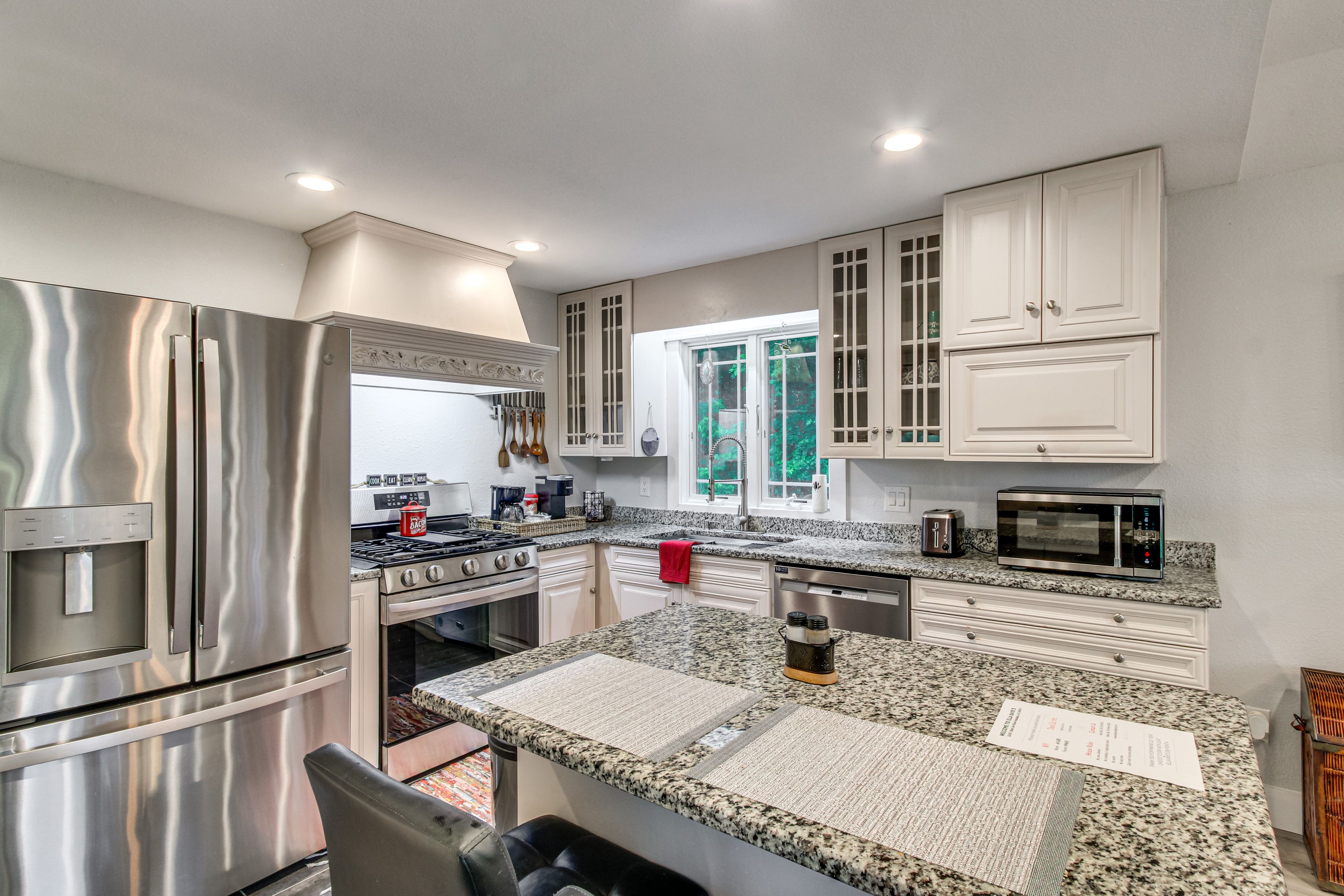 Kitchen | Breakfast Bar