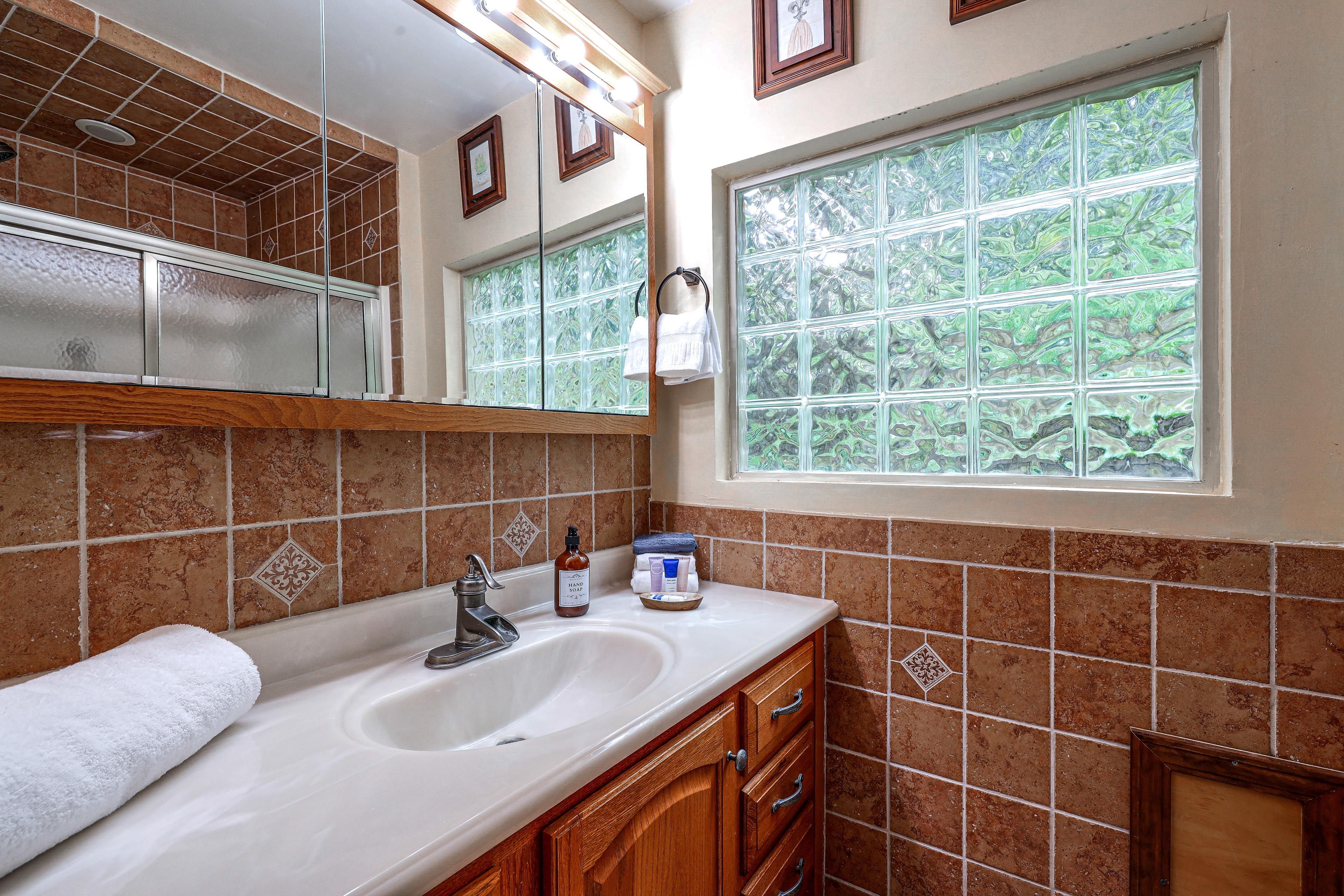 Full Bathroom | Towels & Linens Provided | Main Level