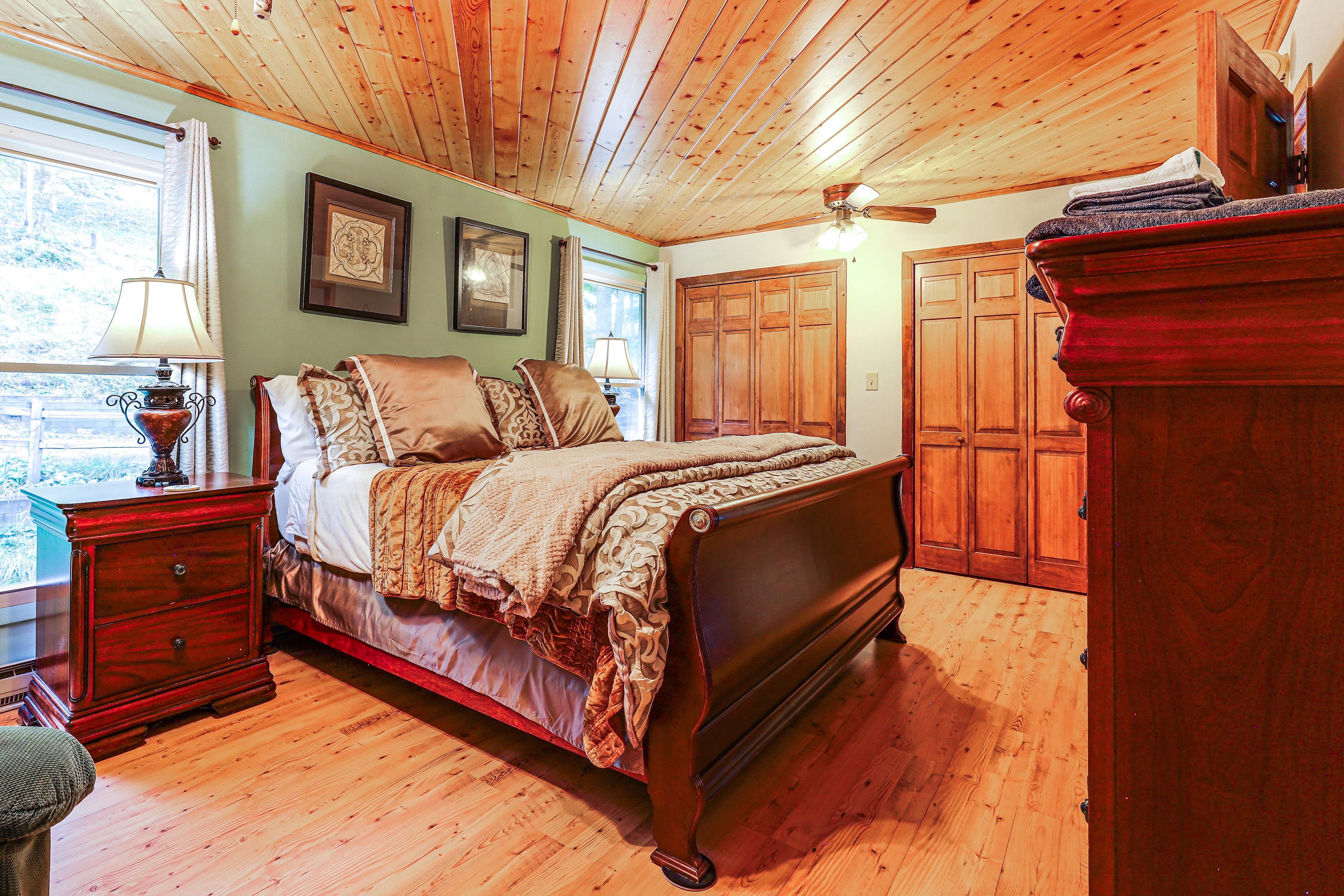Bedroom | King Bed | En-Suite Bathroom | Upper Level