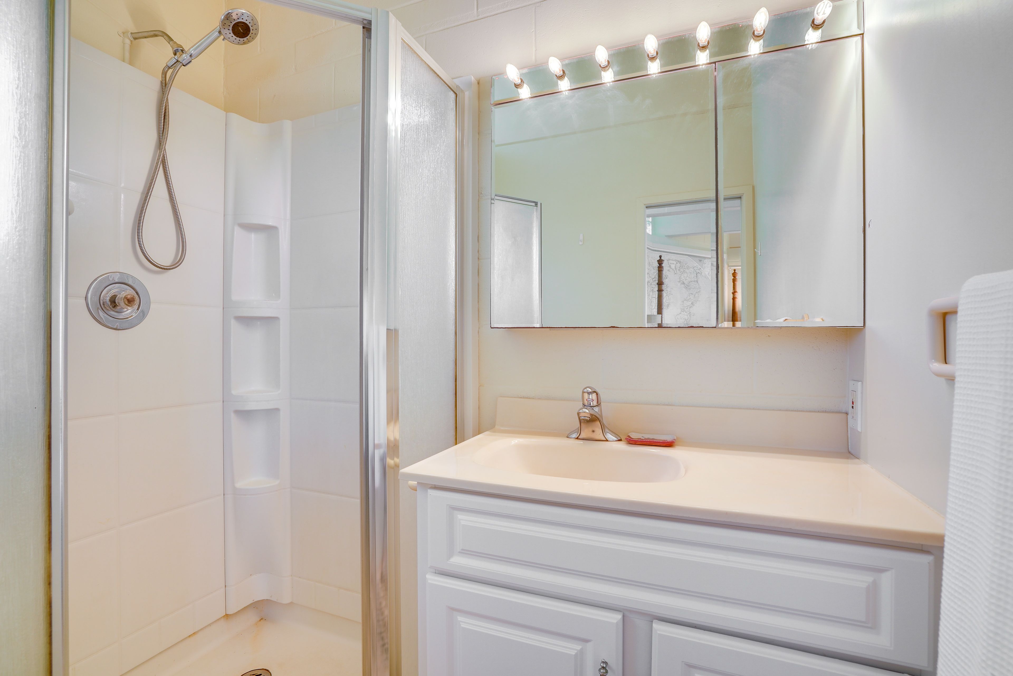 Studio | Full Bathroom