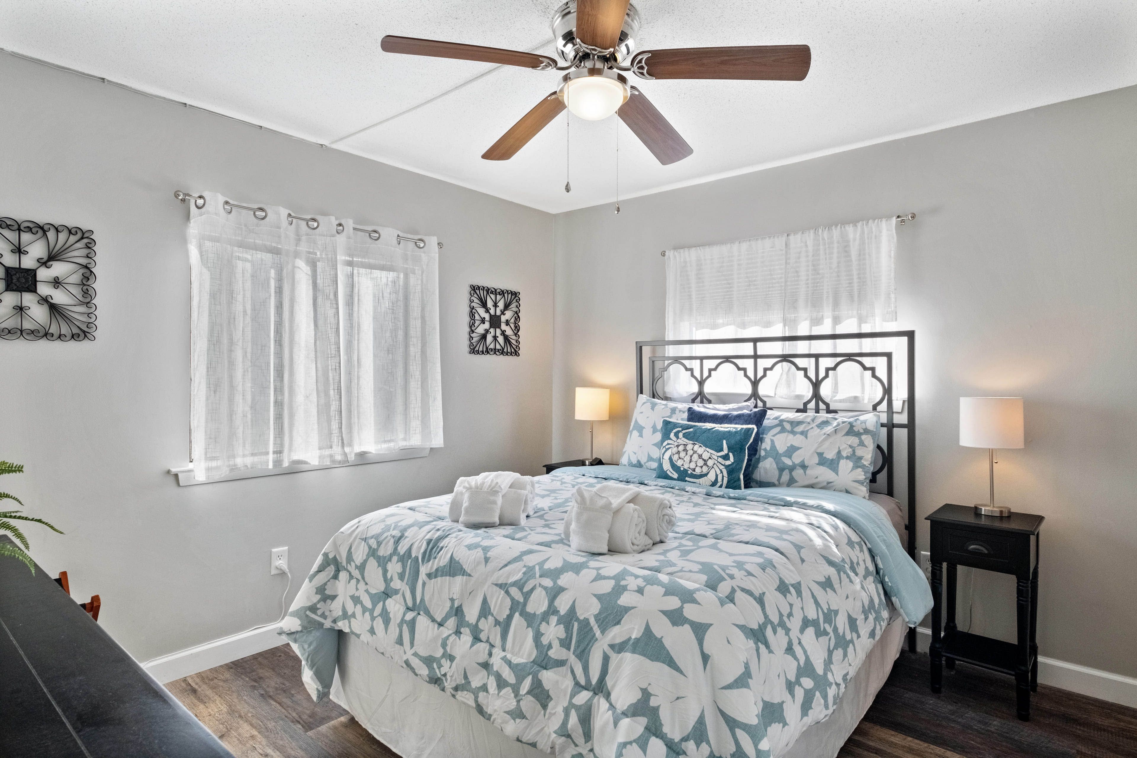 Bedroom 1 | Queen Bed