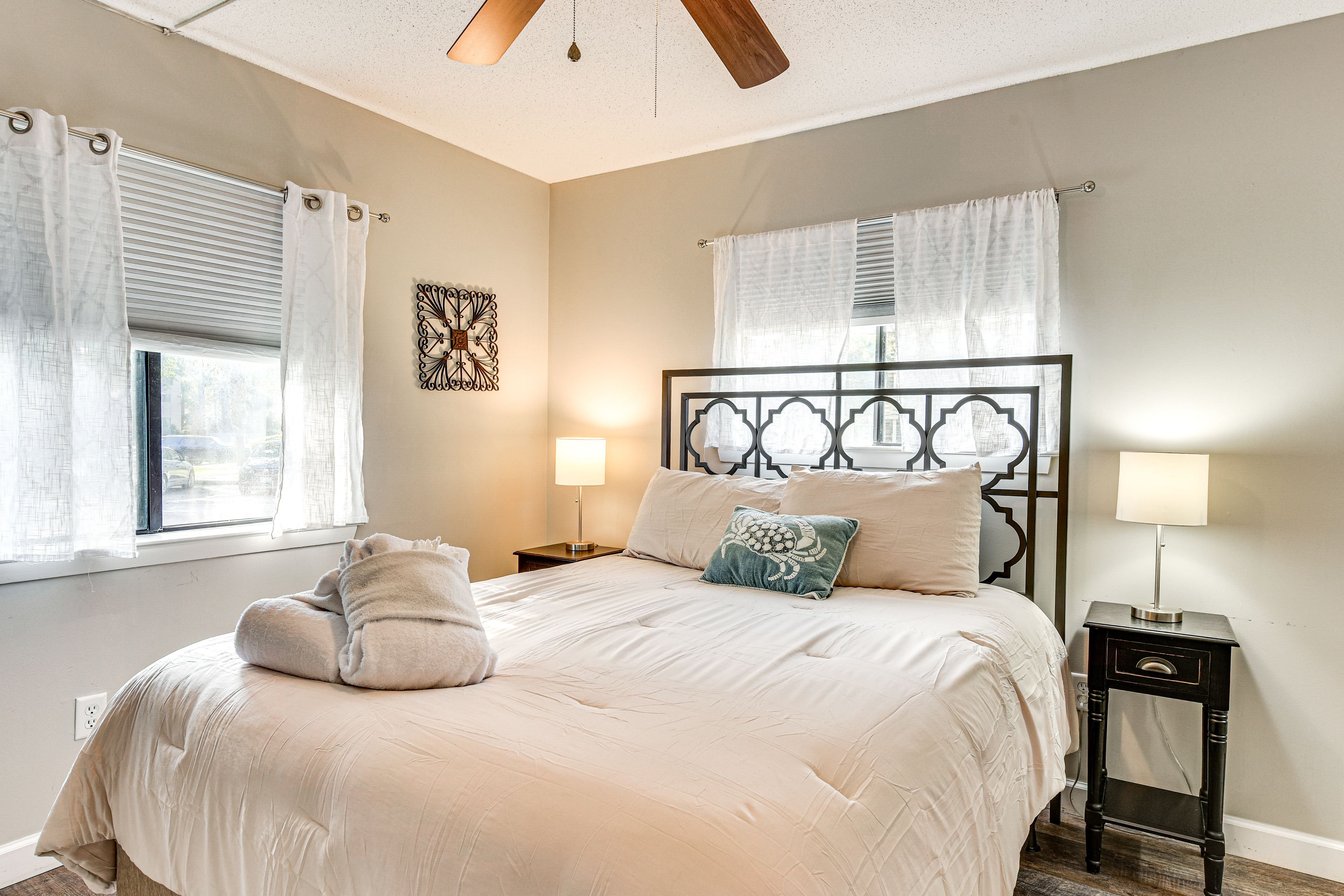 Bedroom 1 | Queen Bed