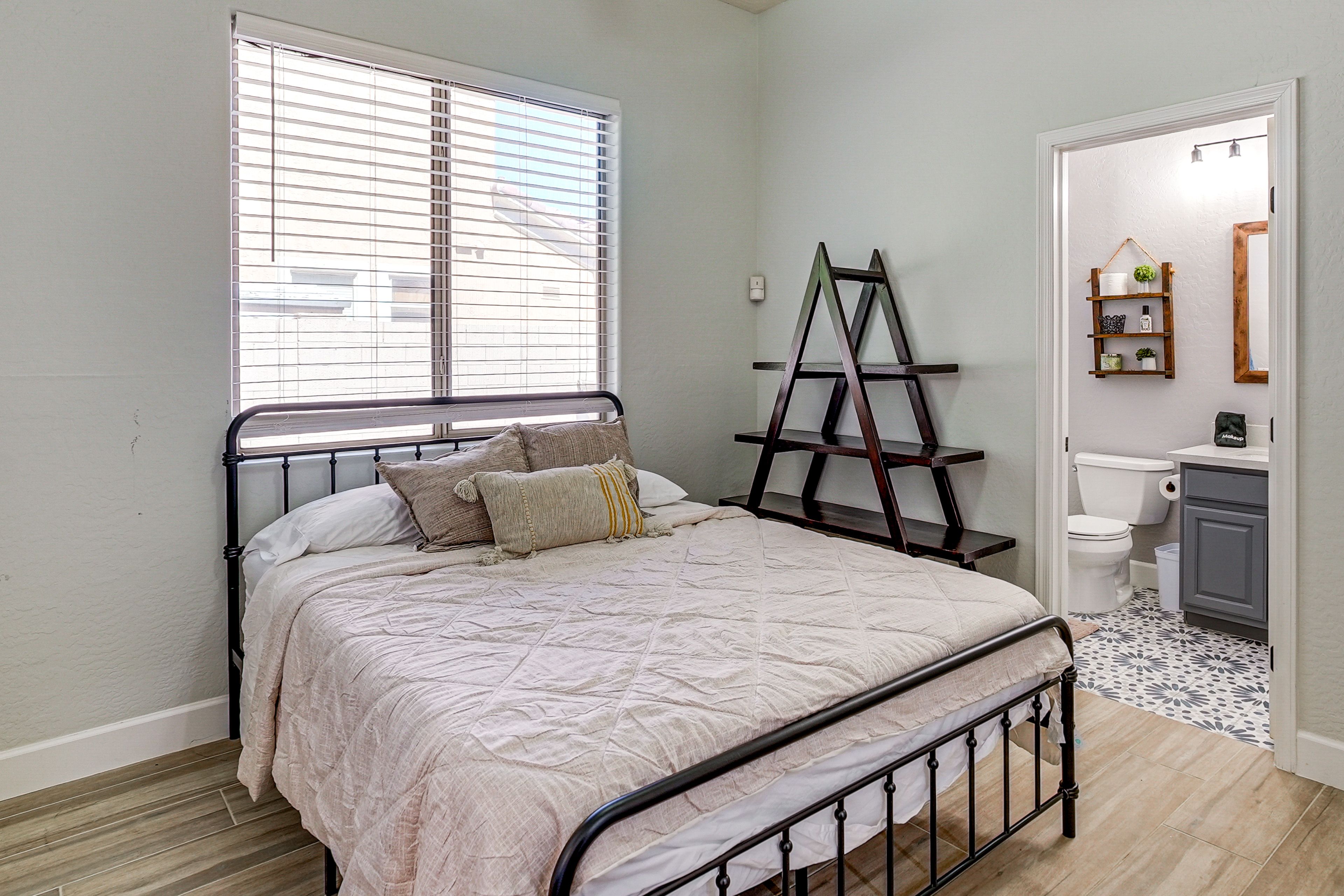Bedroom 1 | Queen Bed | En-Suite Bathroom | 1st Floor