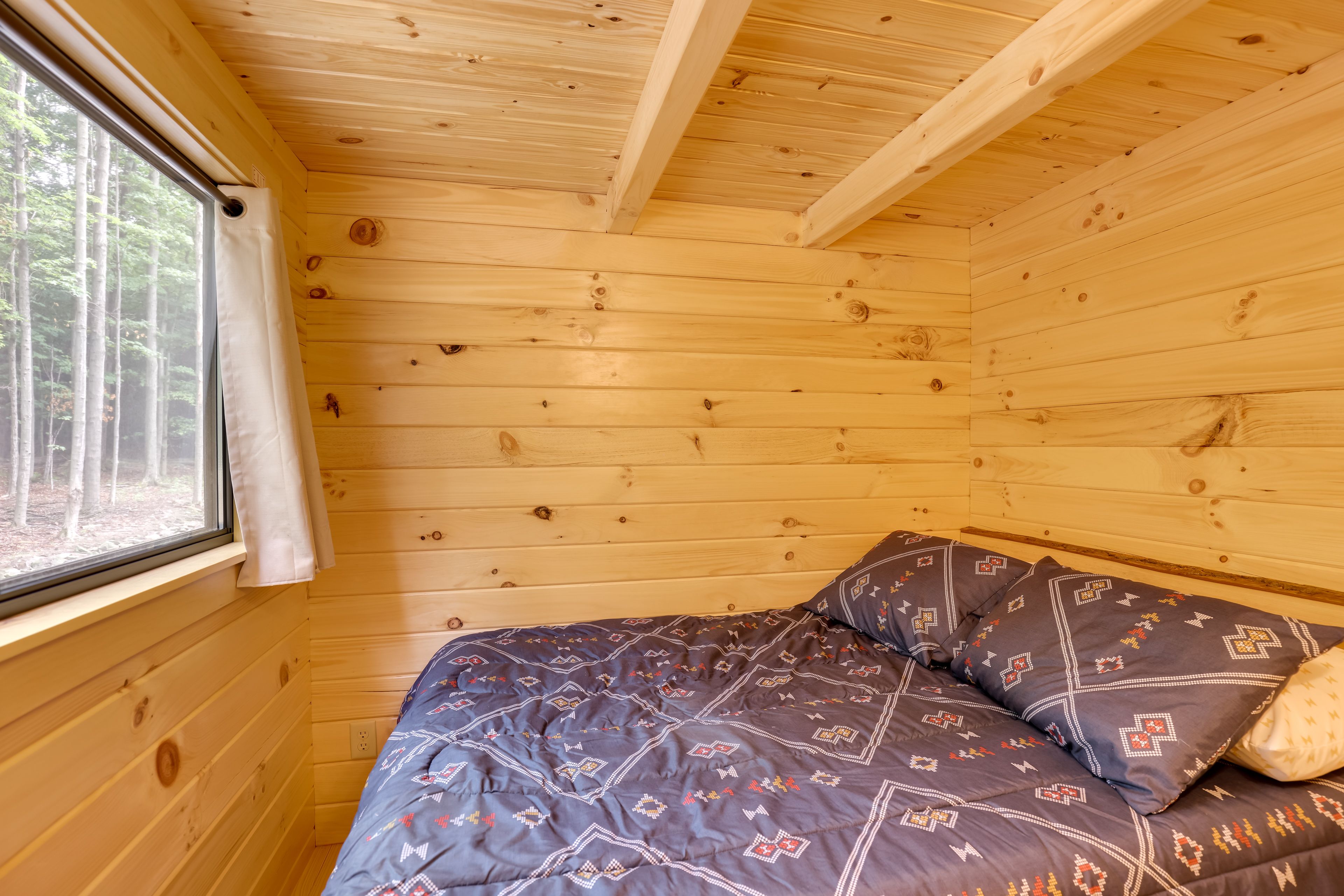Bedroom 1 | Queen Bed