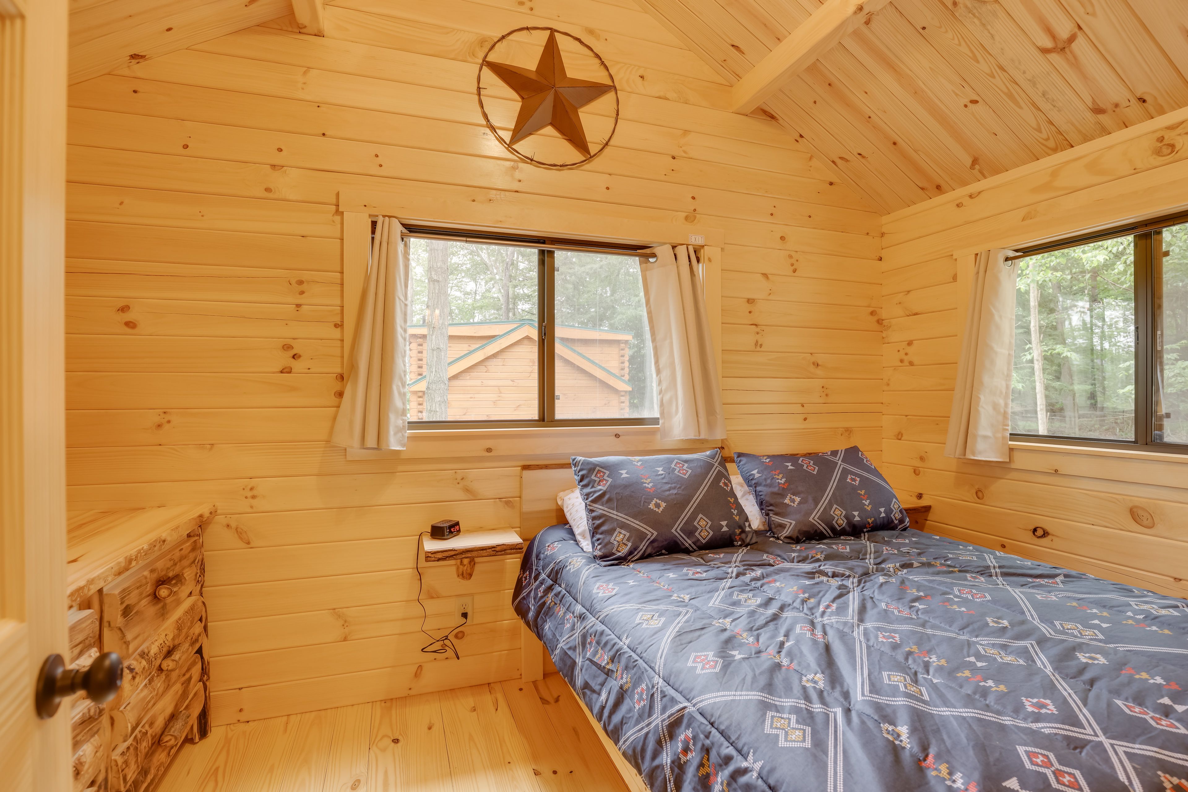 Bedroom 3 | Queen Bed