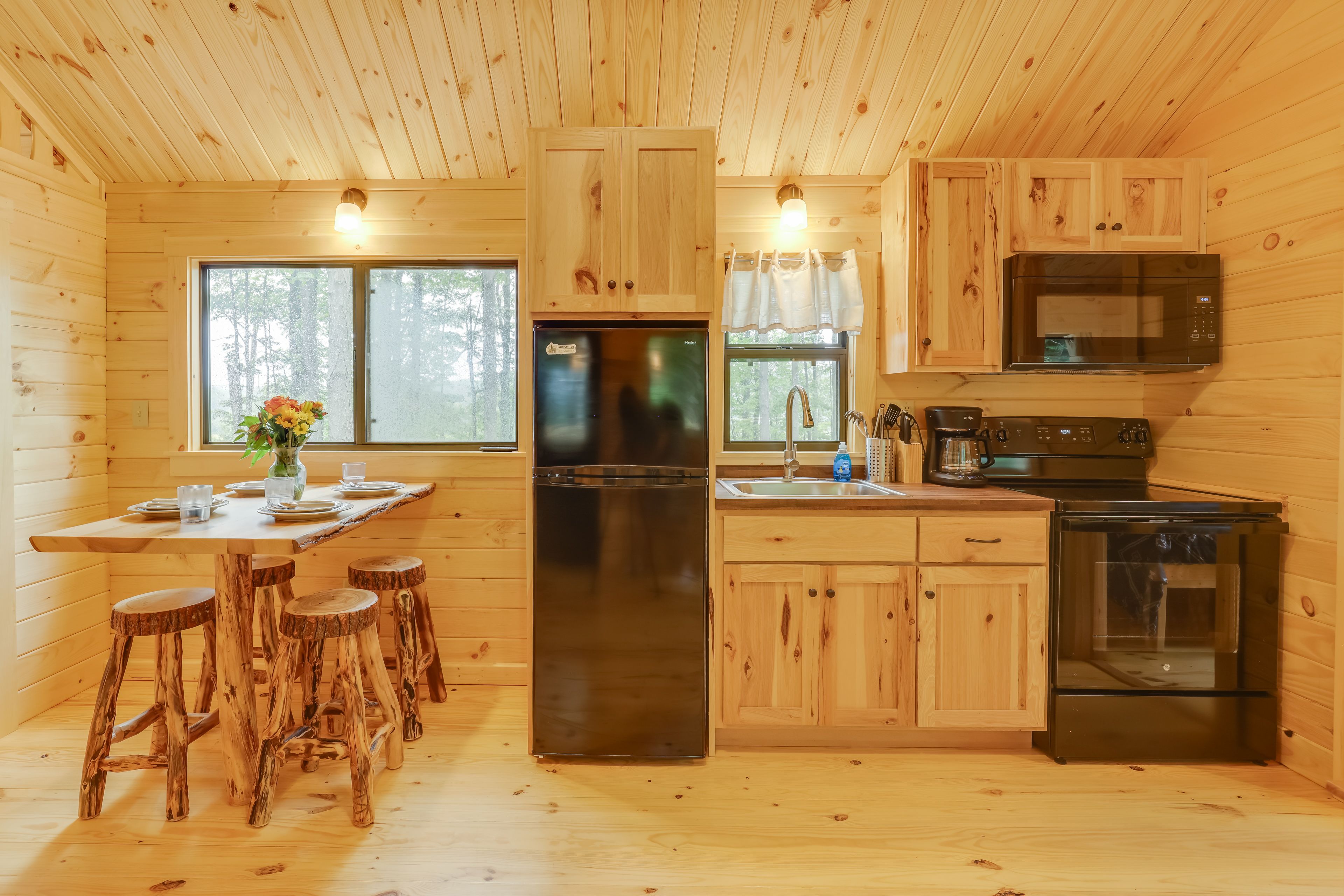 Kitchen & Dining Area