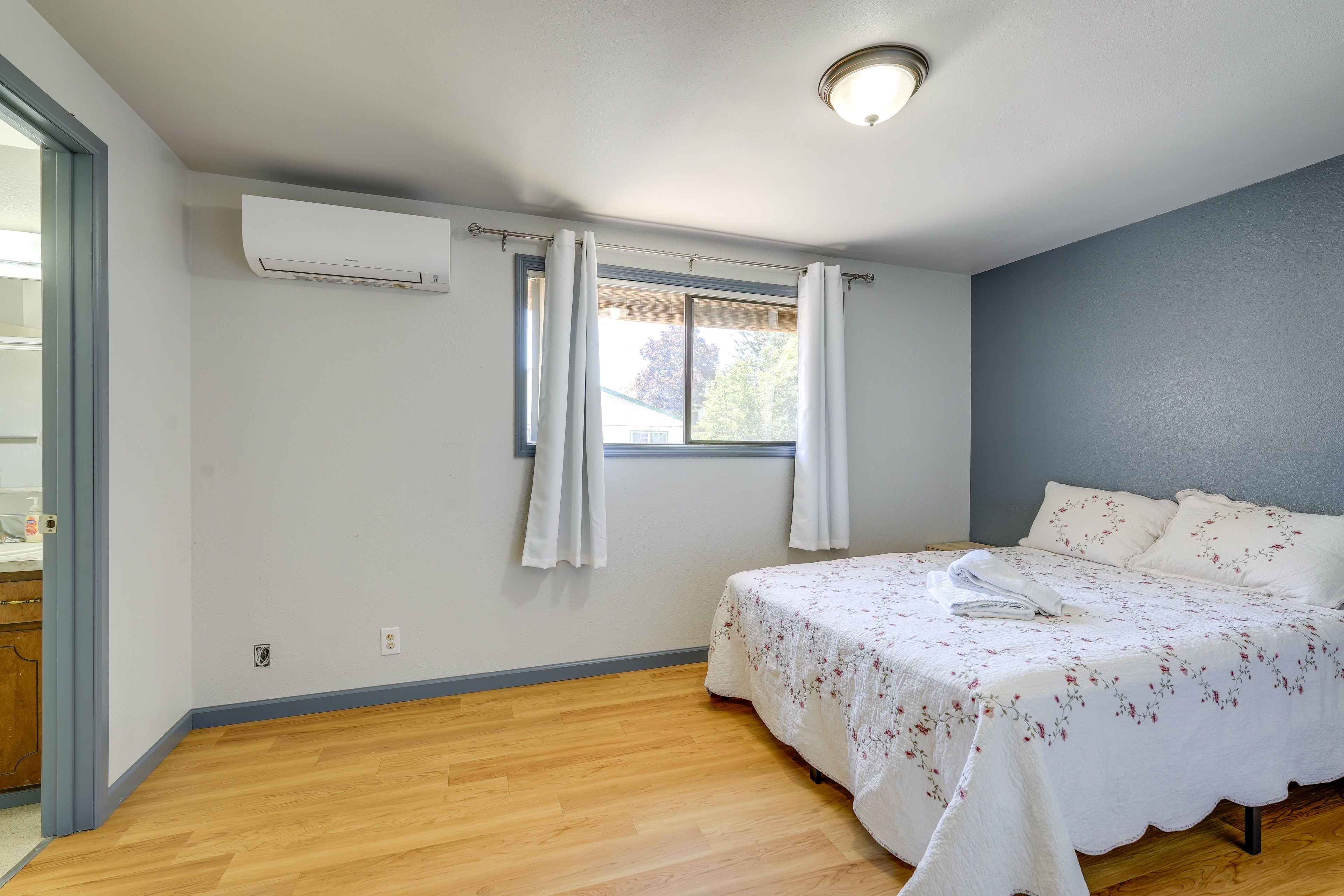 Bedroom 1 | Queen Bed