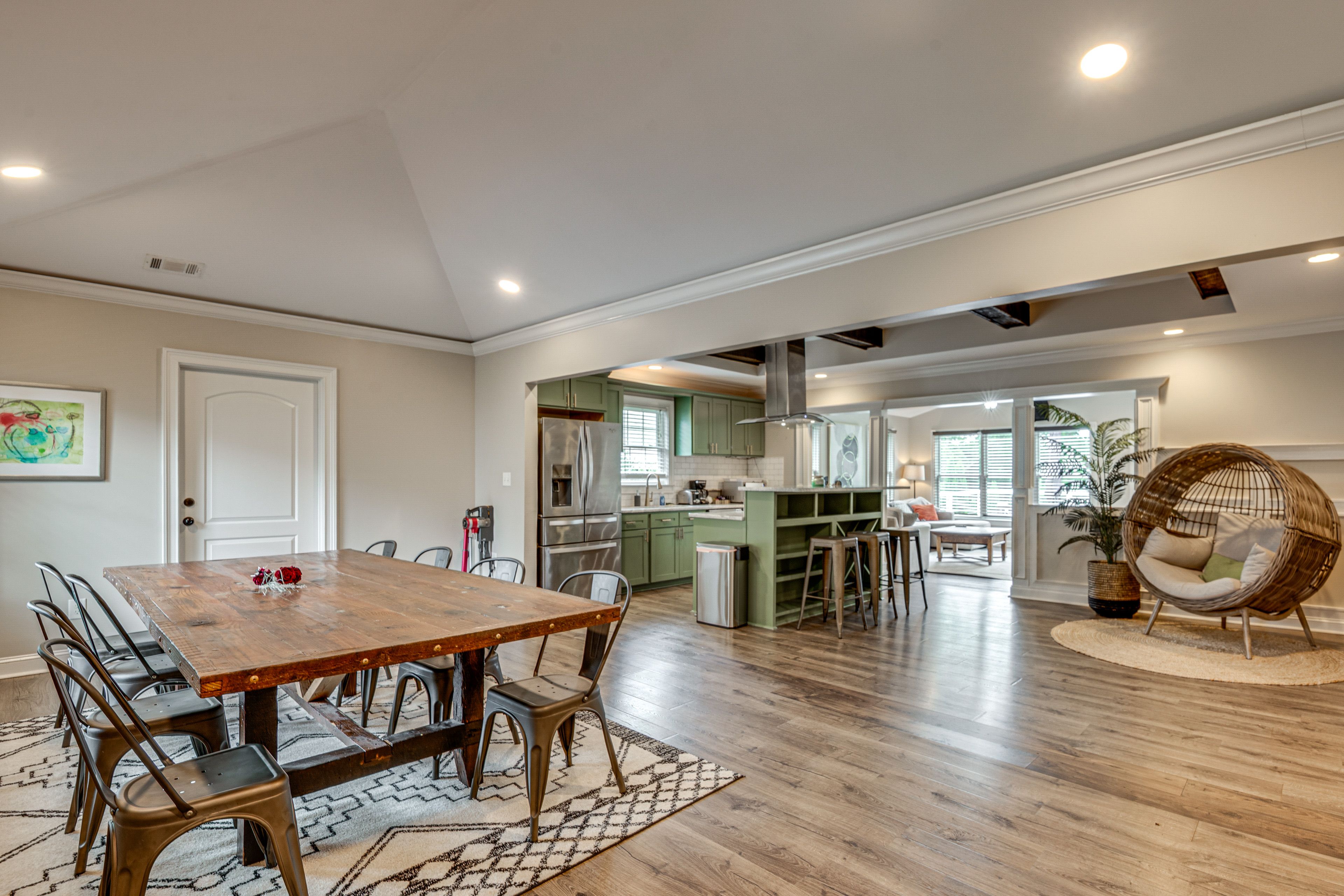 Kitchen & Dining Area