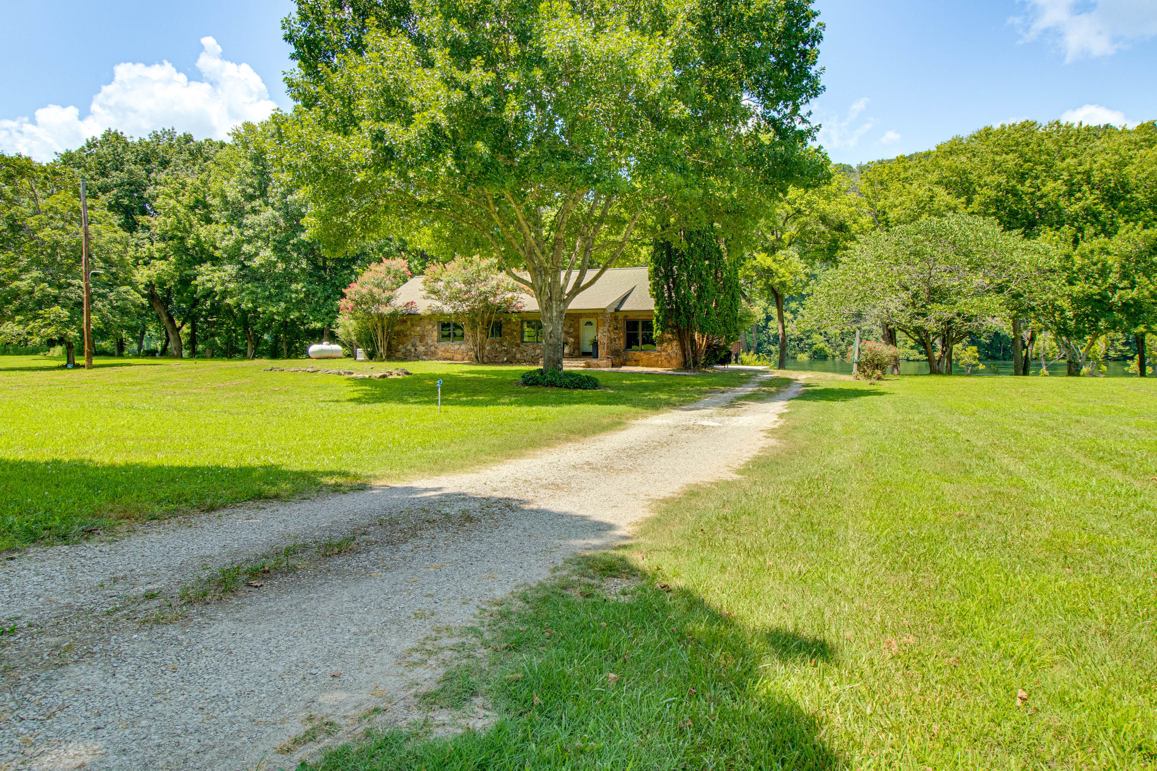 Parking | Gravel Driveway (7 Vehicles) | Boat/Trailer/RV Parking