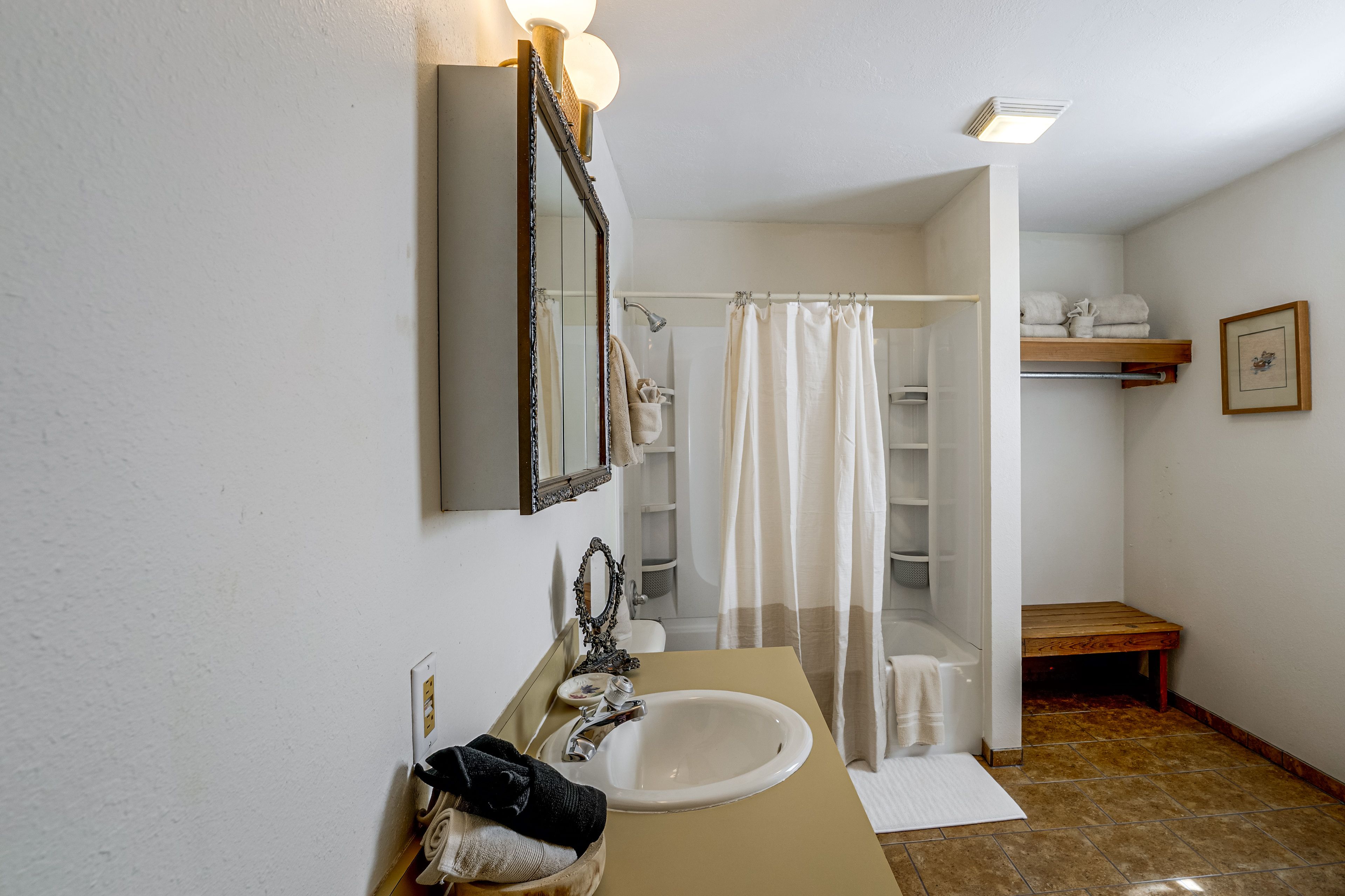 Full Bathroom | 2nd Floor