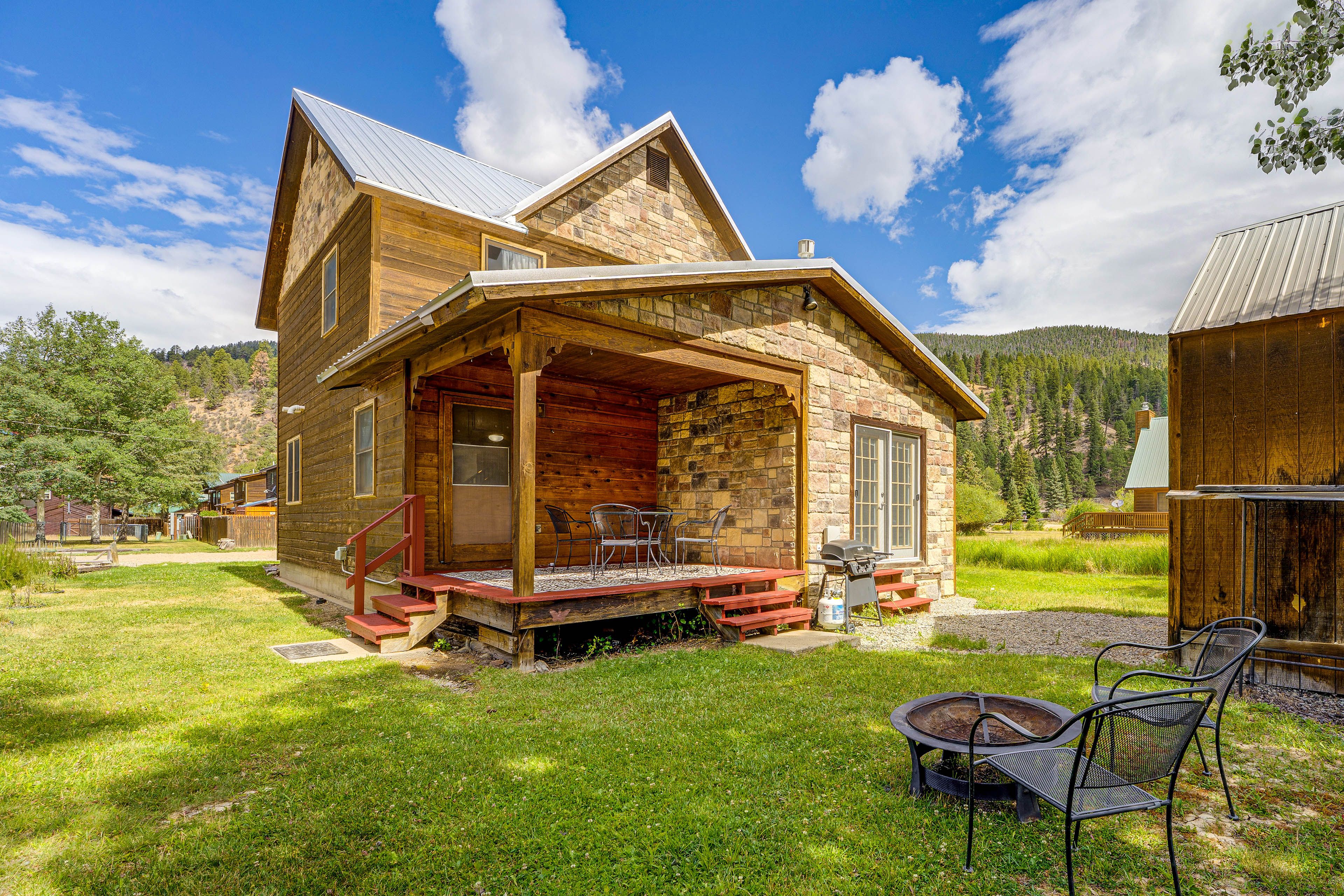 Red River Vacation Rental | 4BR | 3BA | 1,400 Sq Ft