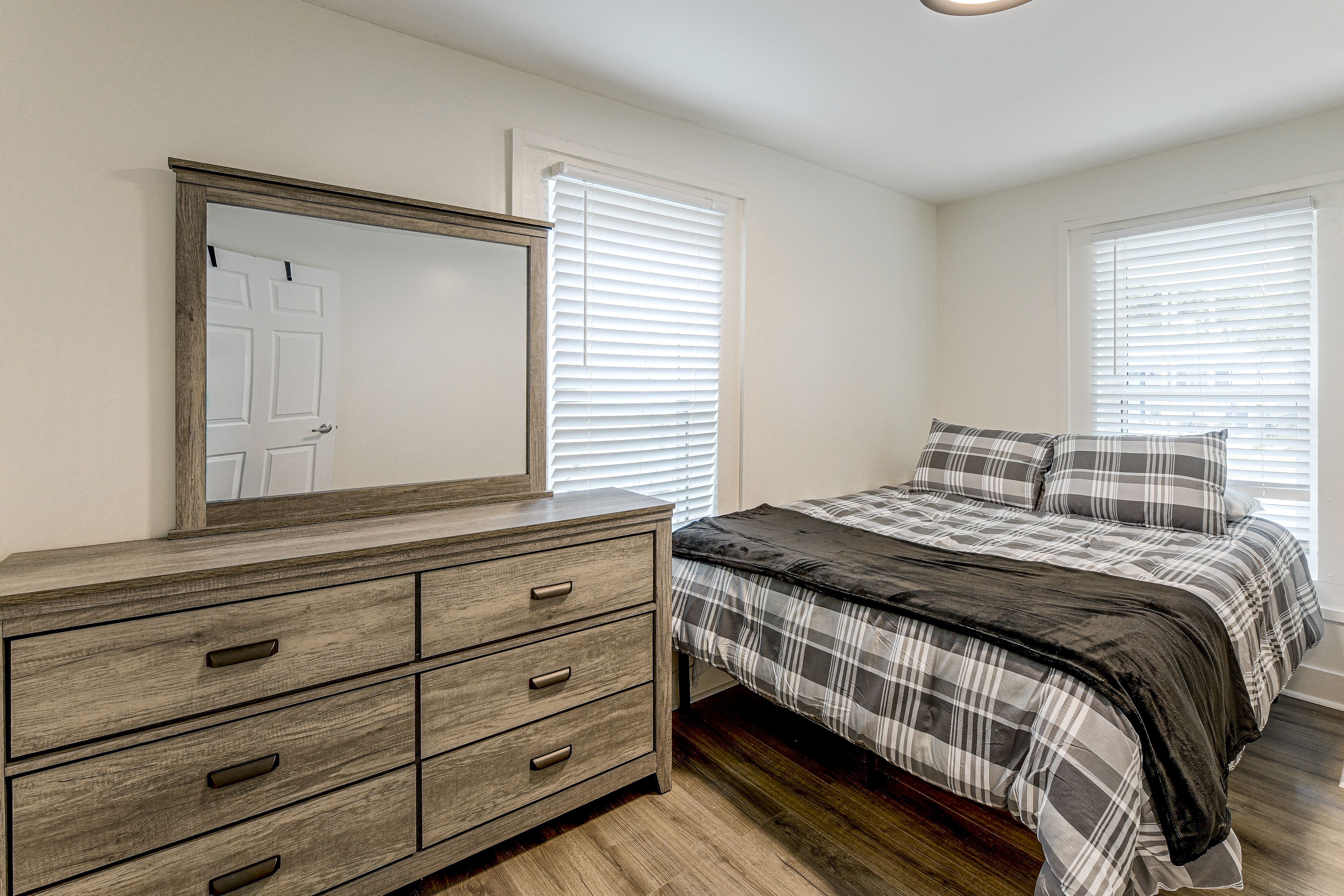 Bedroom | Queen Bed