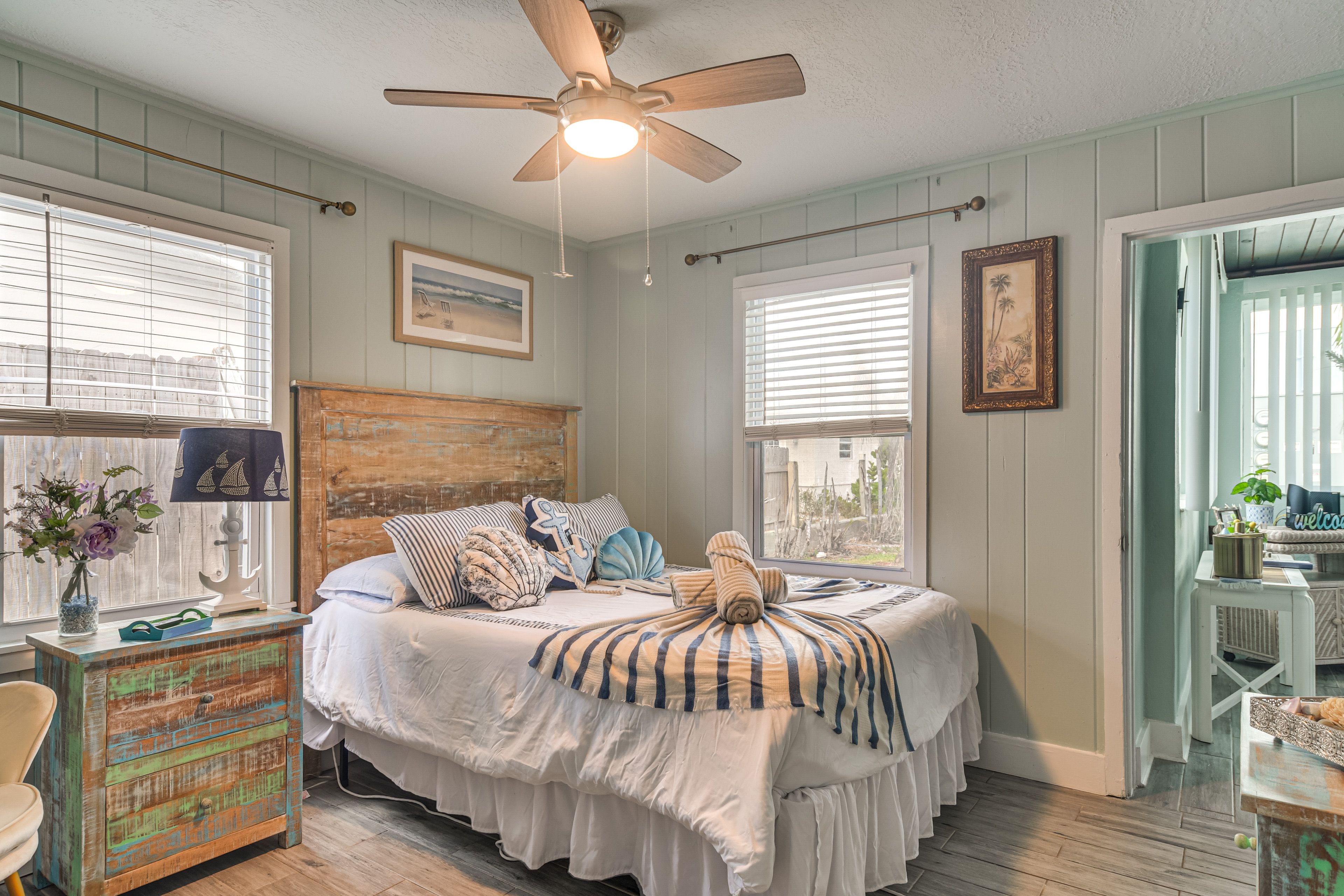 Bedroom 1 (Unit 5) | Queen Bed