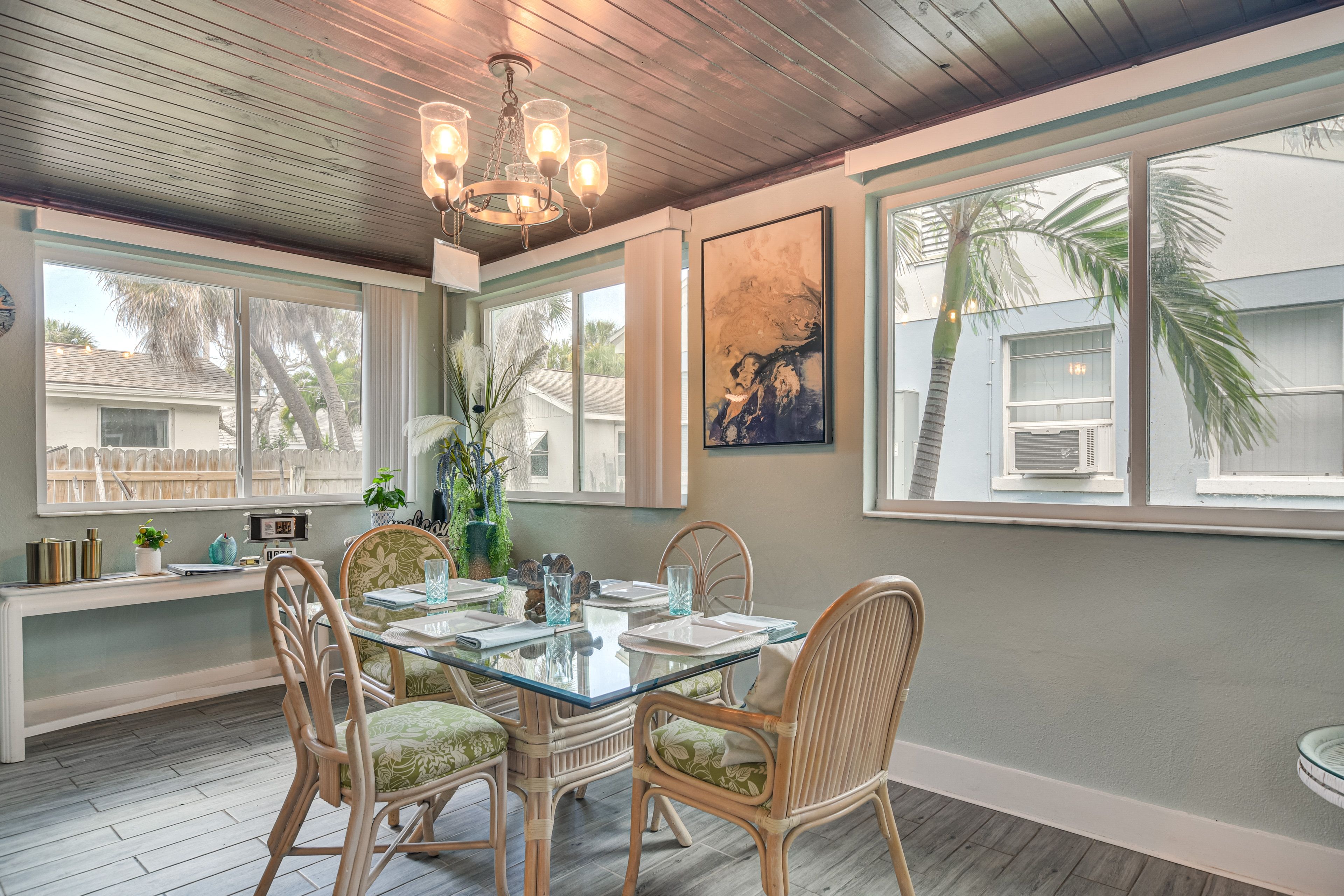 Sunroom (Unit 5) | Dining Area | Dishes & Flatware Provided