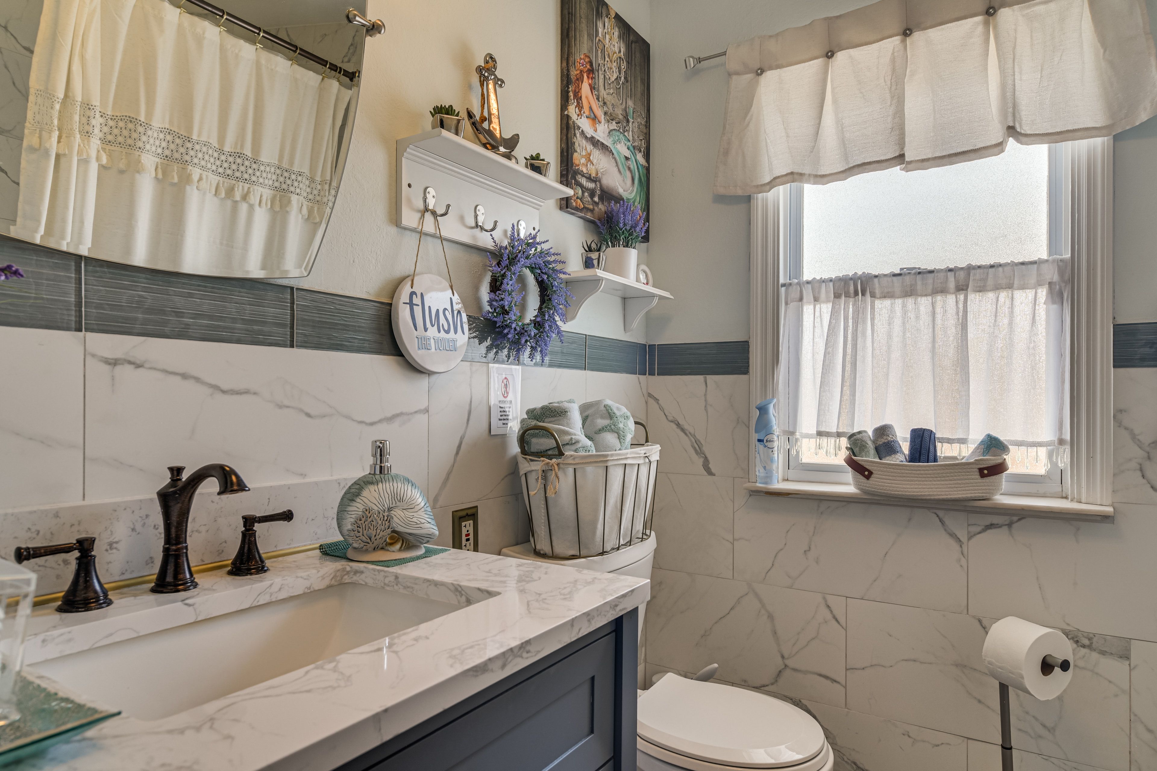 Full Bathroom (Unit 5) | Towels & Linens Provided