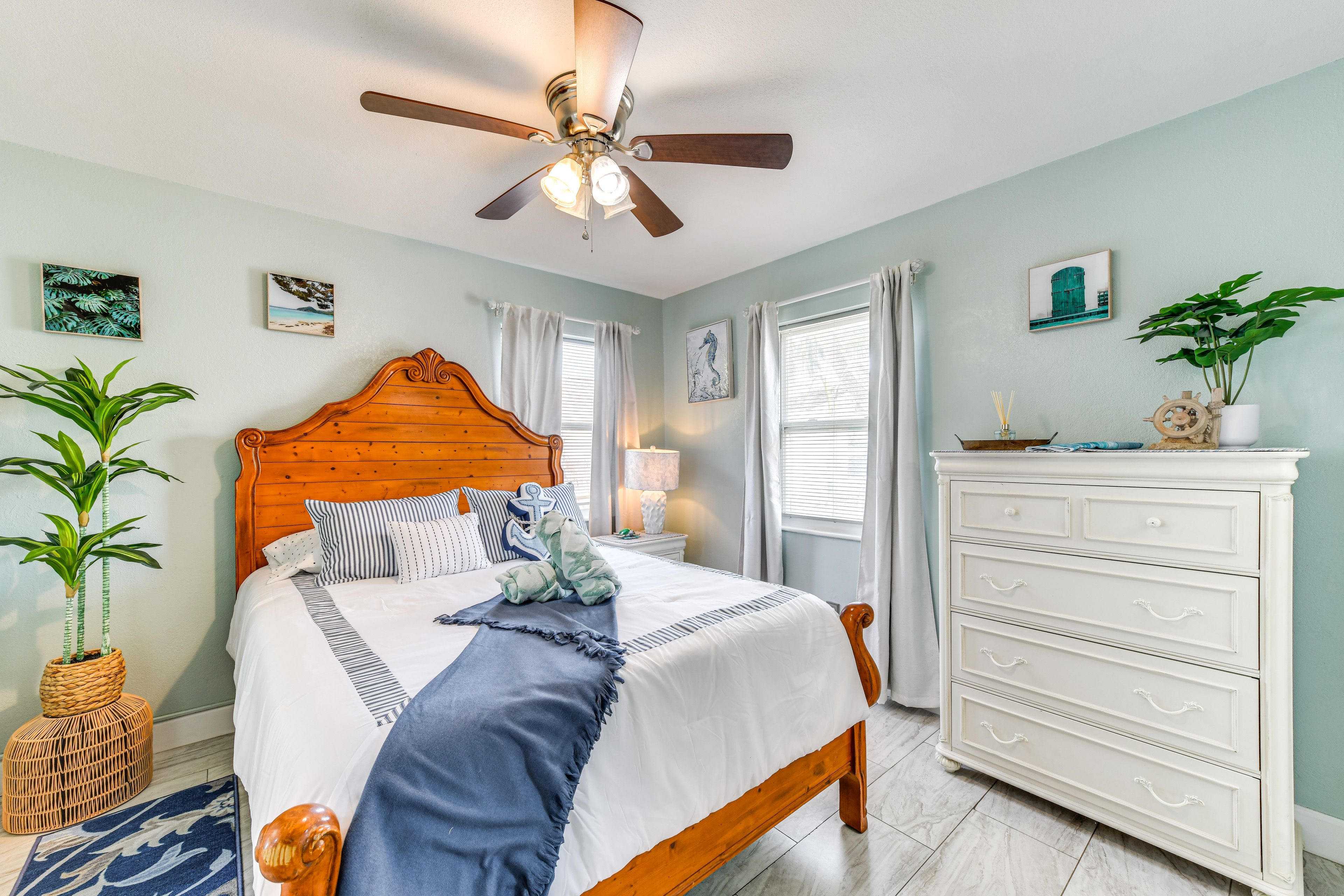 Bedroom 3 (Unit 4) | Queen Bed