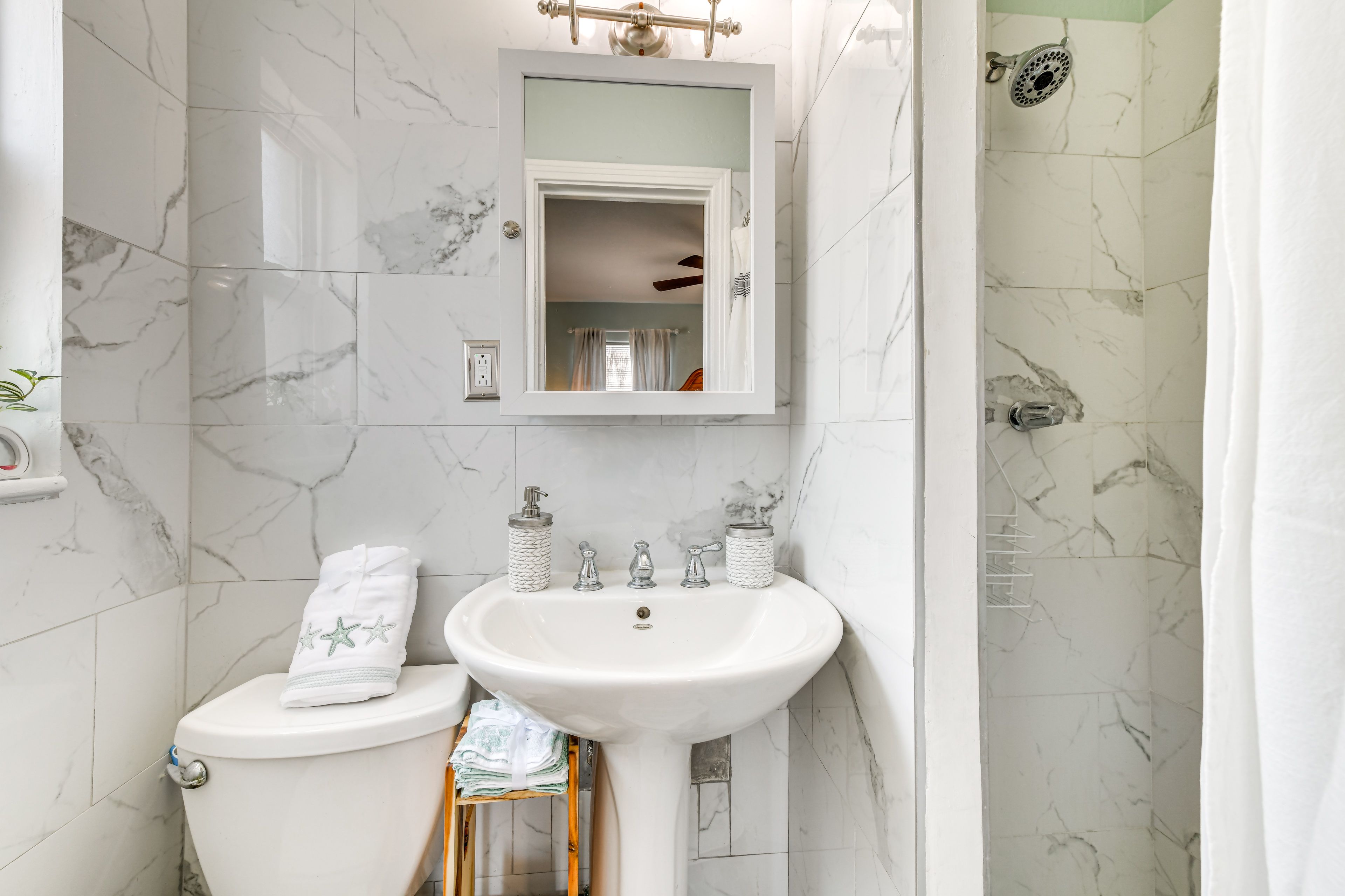 Full Bathroom (Unit 4)