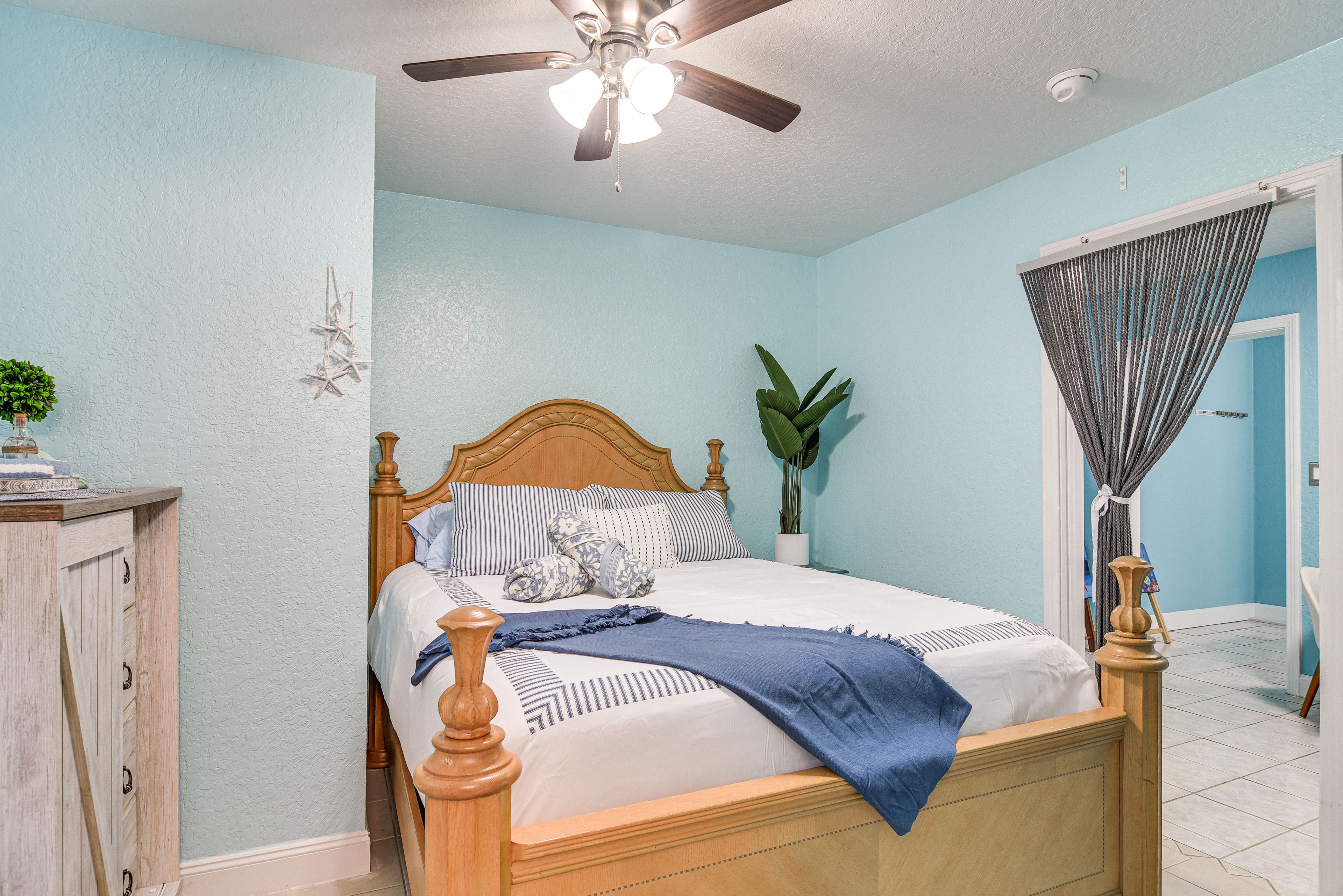 Bedroom 4 (Unit 3) | Queen Bed