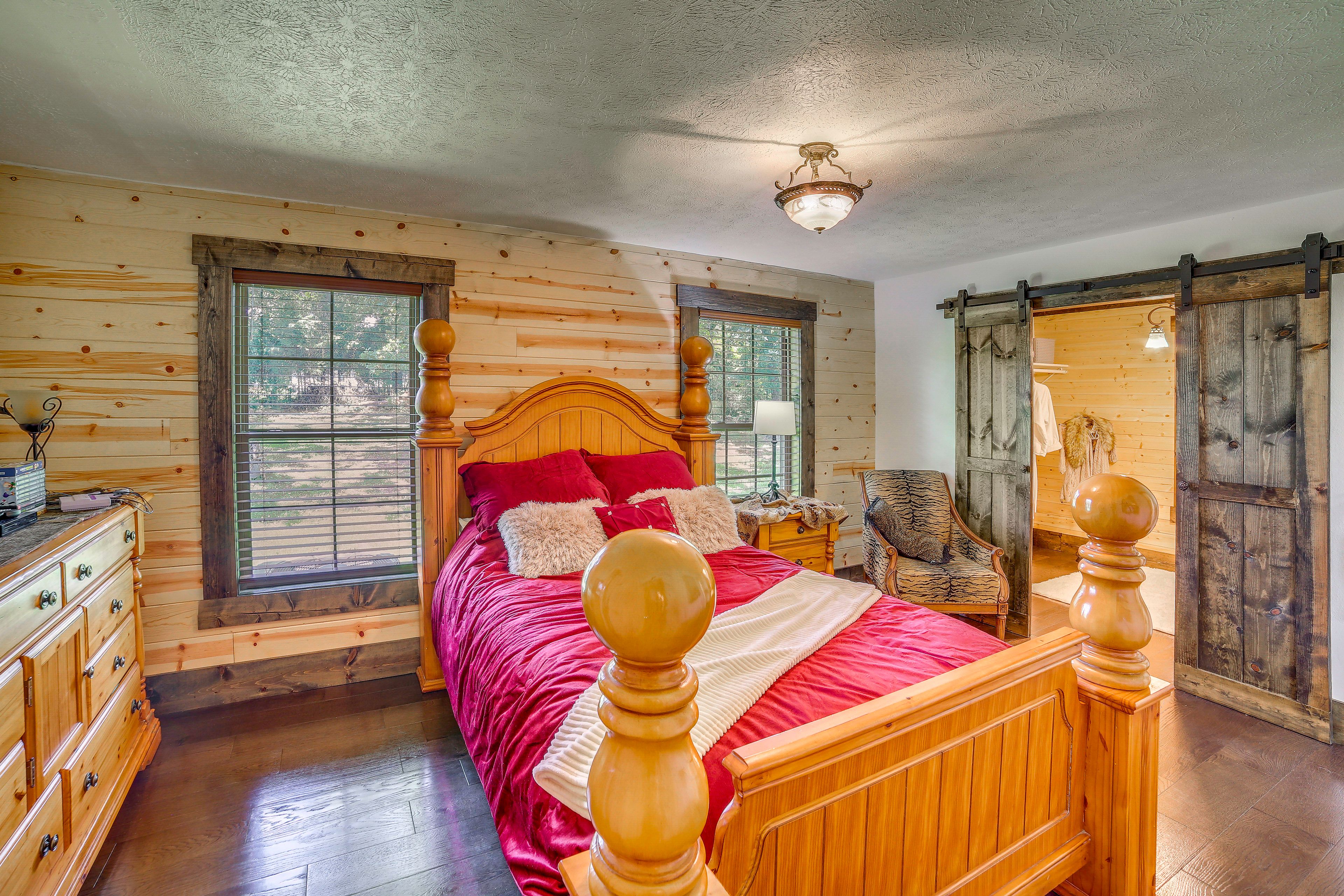 Bedroom 1 | Queen Bed