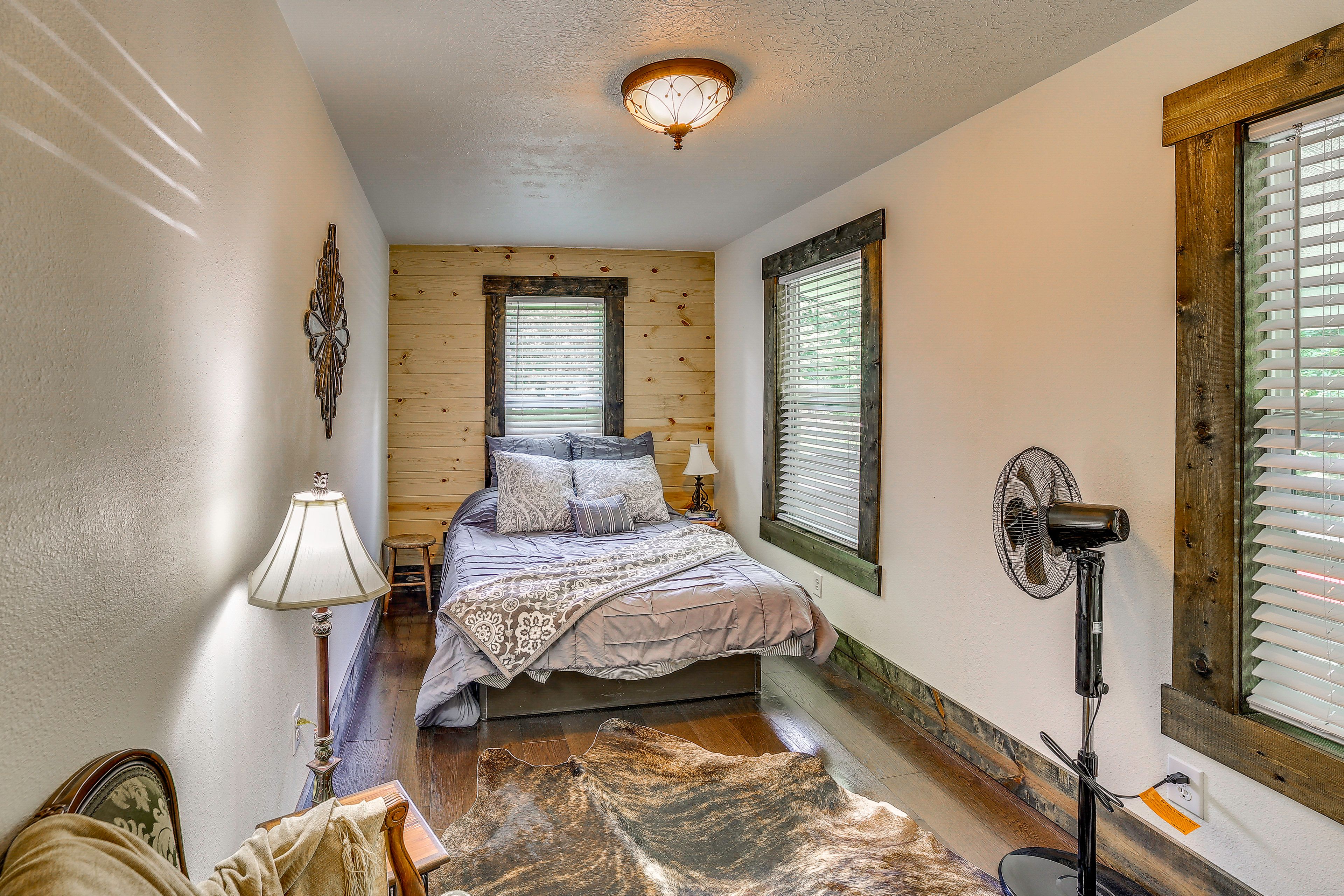 Bedroom 3 | Queen Bed