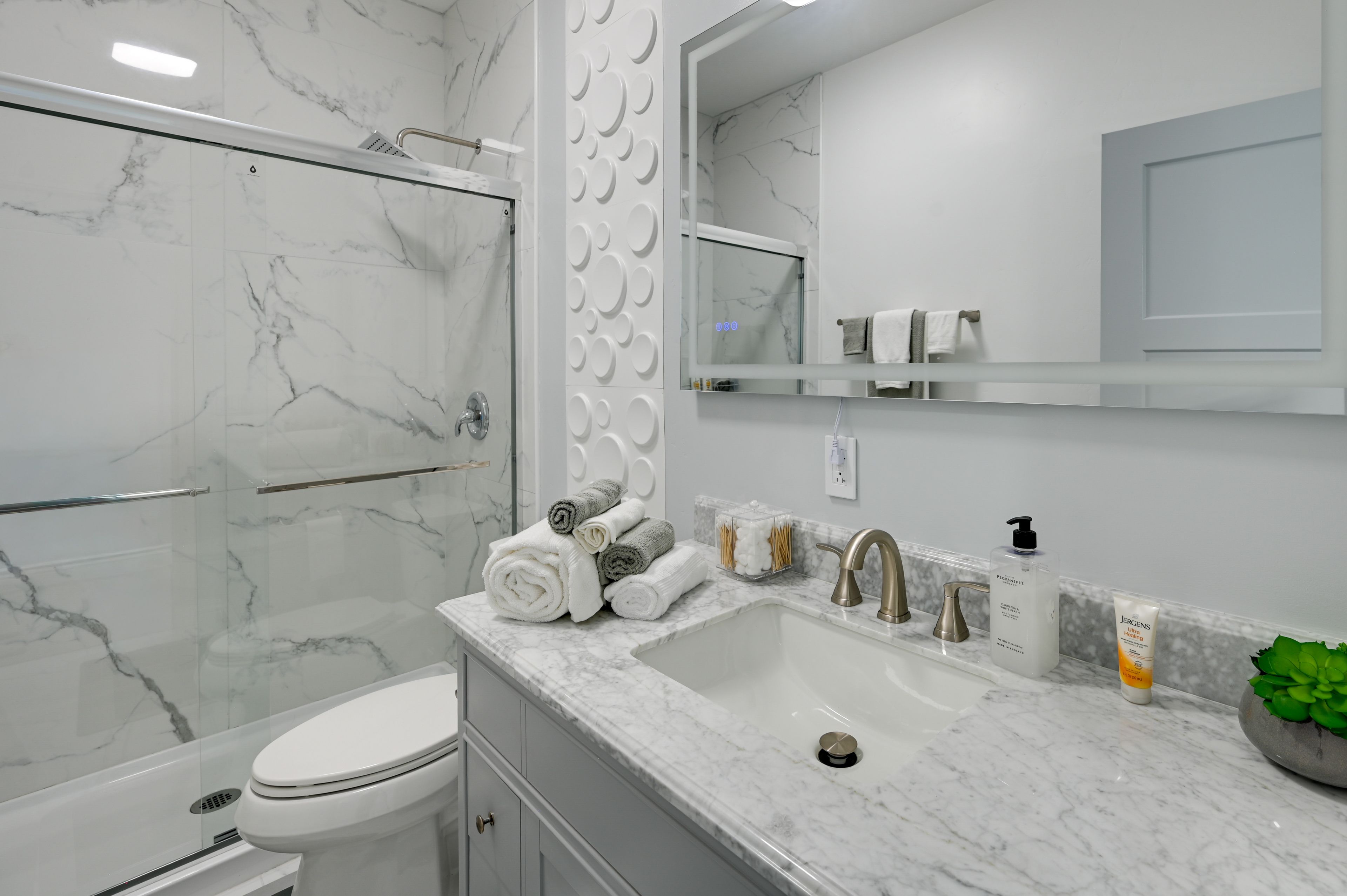 Full Bathroom | 1st Floor