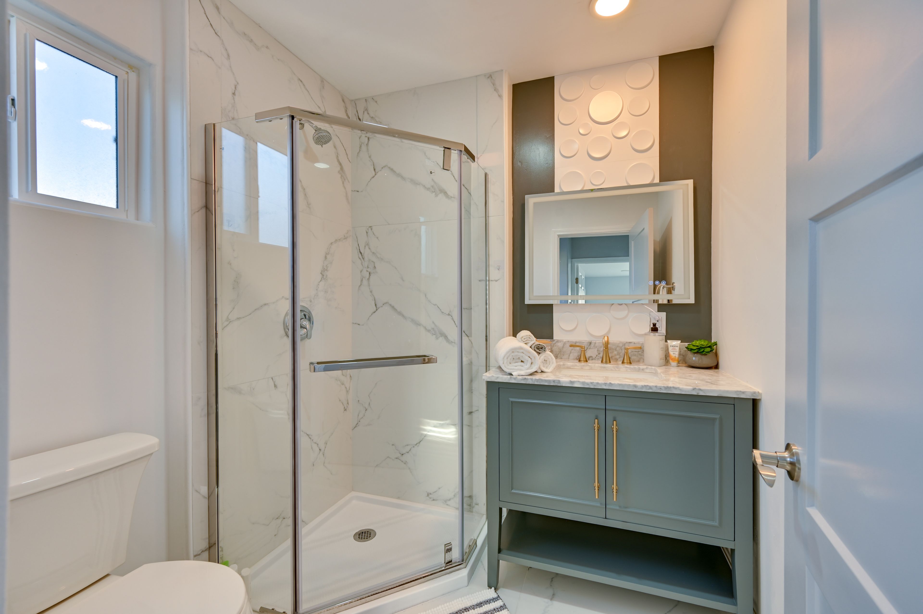 Full Bathroom | 2nd Floor