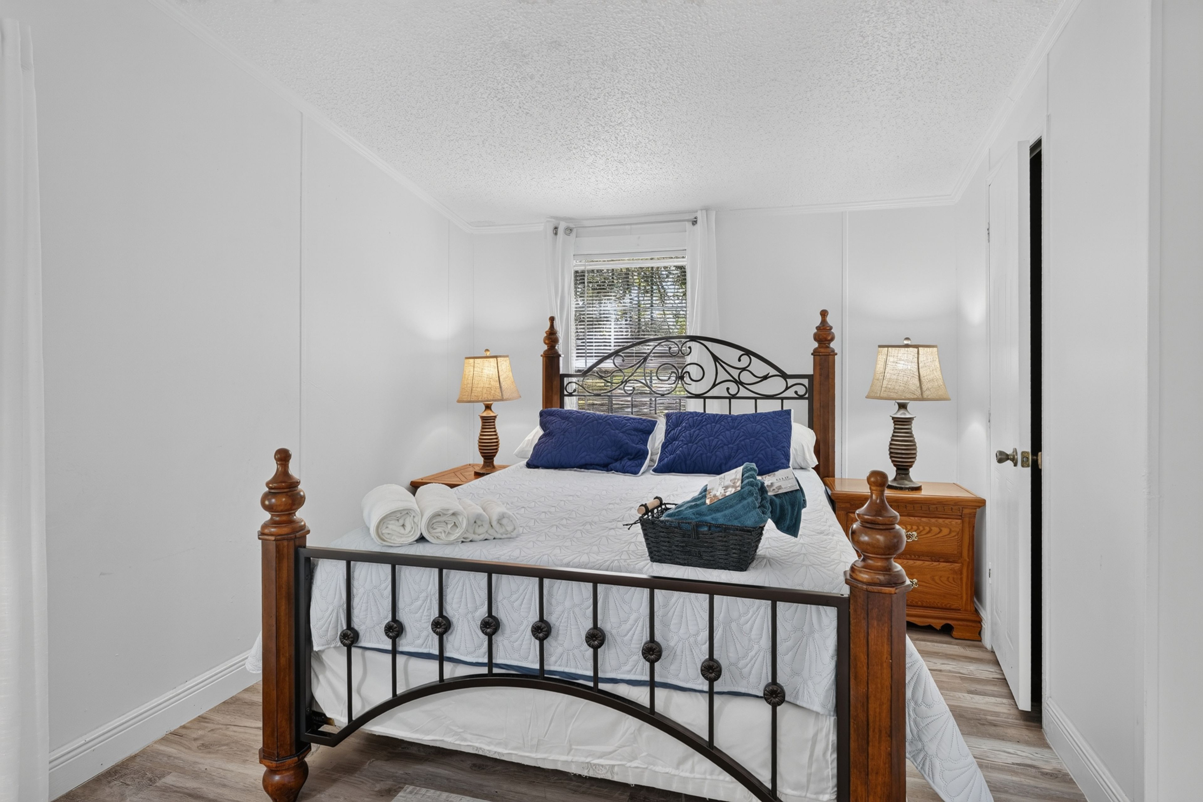 Bedroom 1 | Queen Bed