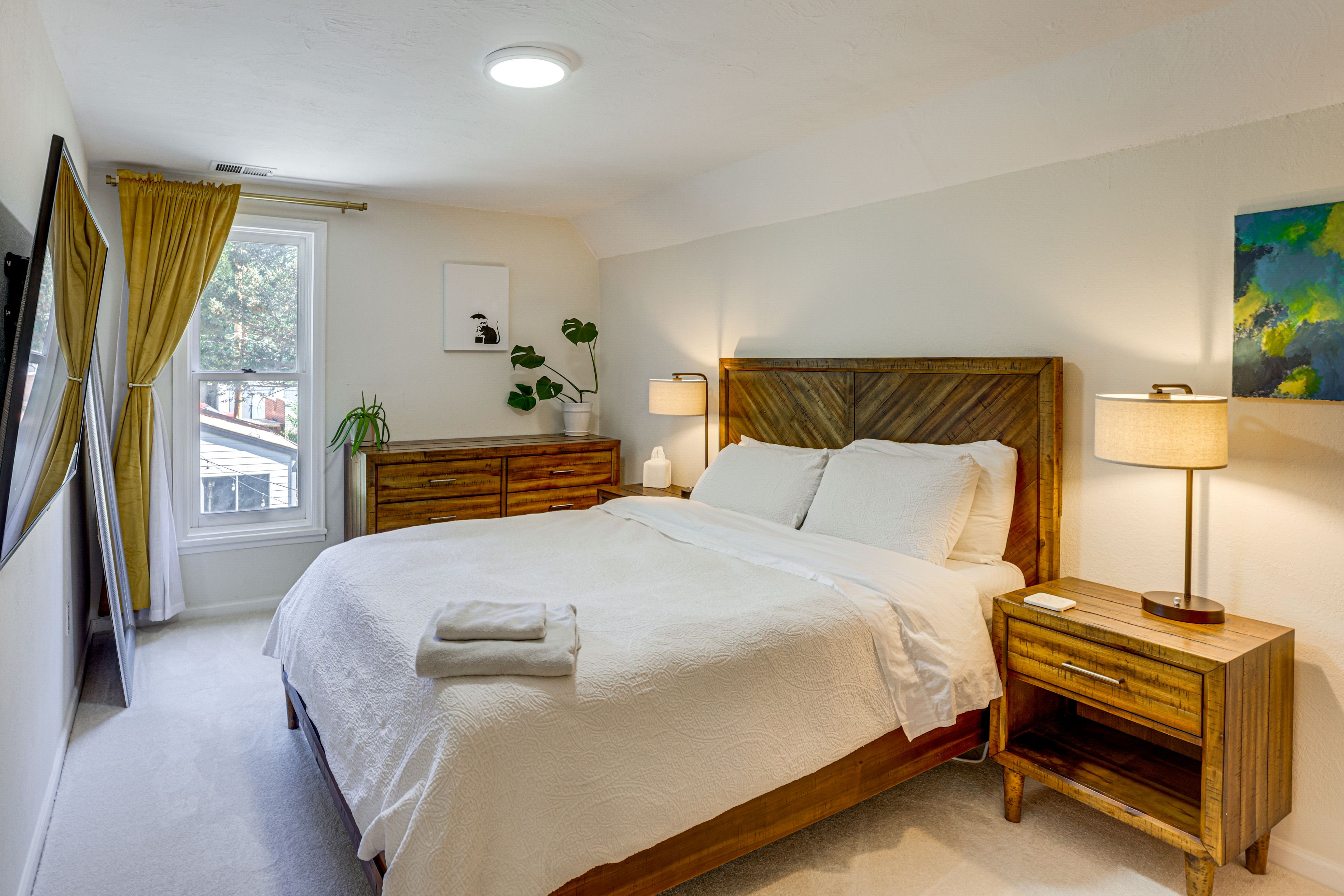 Bedroom 2 | Queen Bed | Smart TV | 2nd Floor