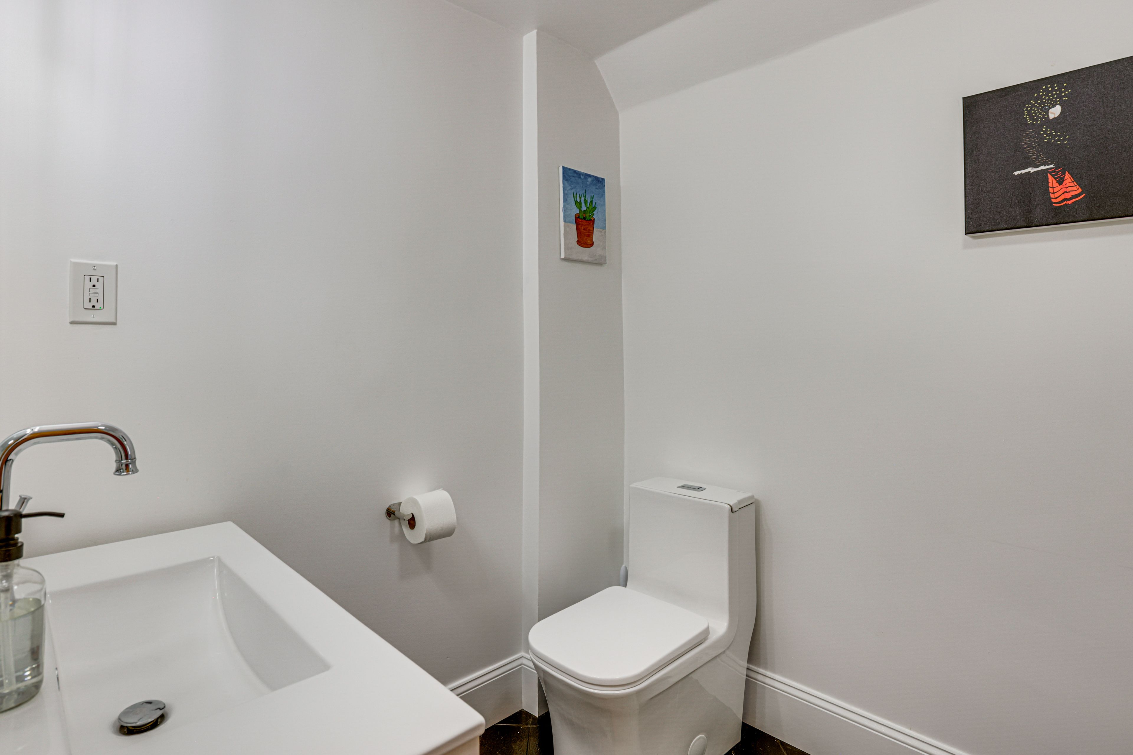Bathroom | Bathtub/Shower | 2nd Floor