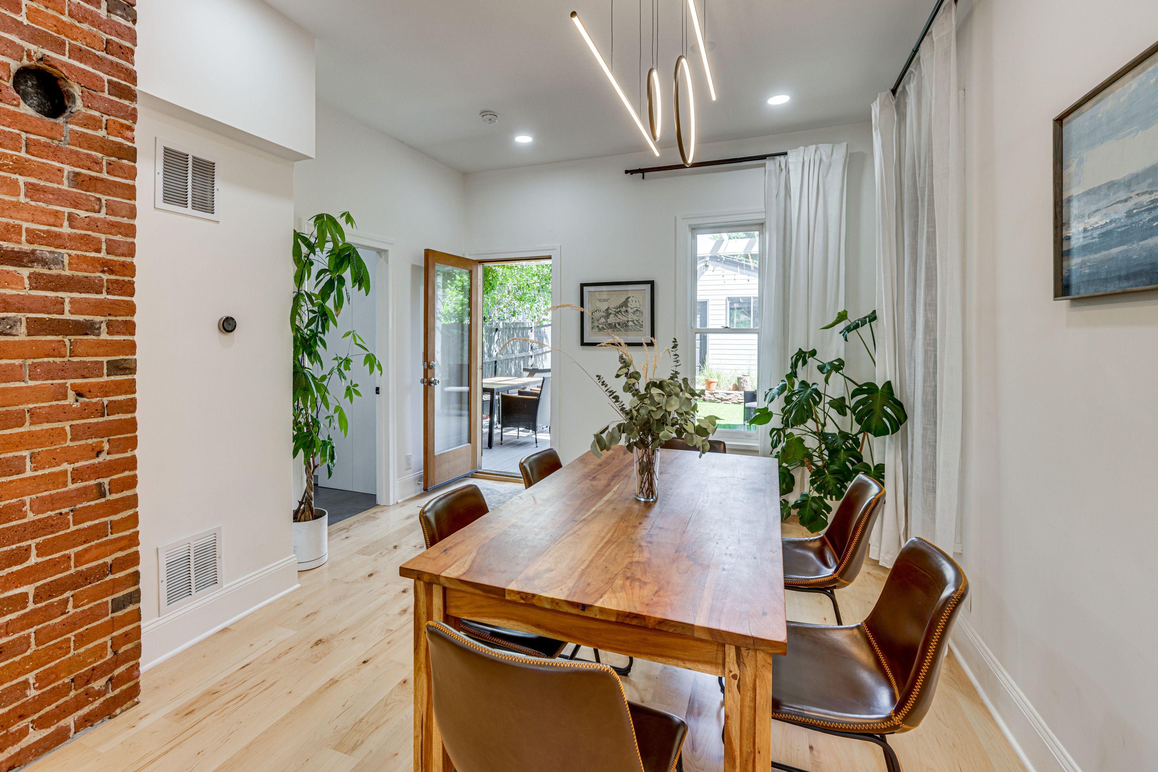 Dining Area | Dishware/Flatware Provided | 1st Floor