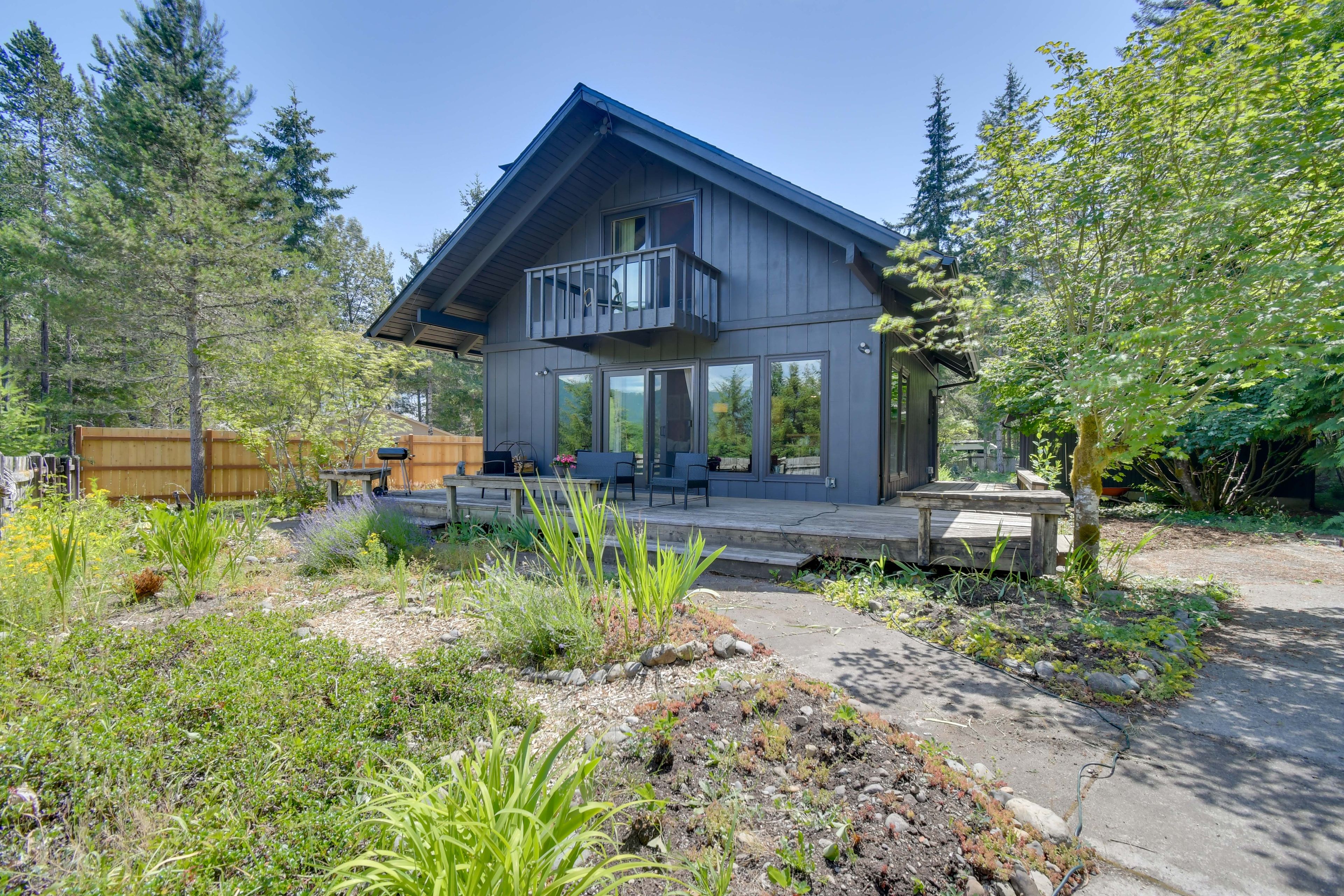 Hoodsport Vacation Rental | 2BR | 1BA | 1,008 Sq Ft