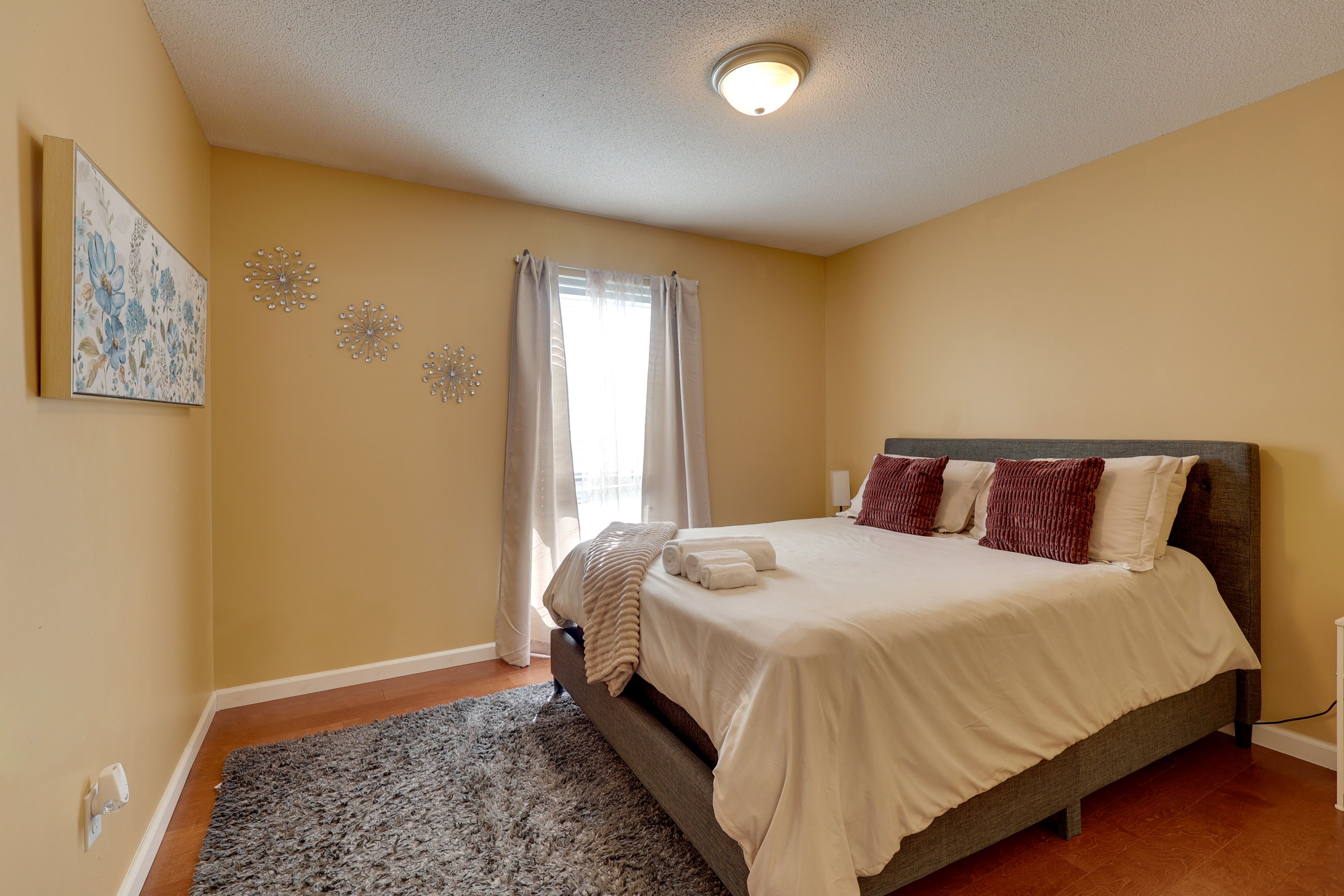 Bedroom 2 | Queen Bed | Main Floor